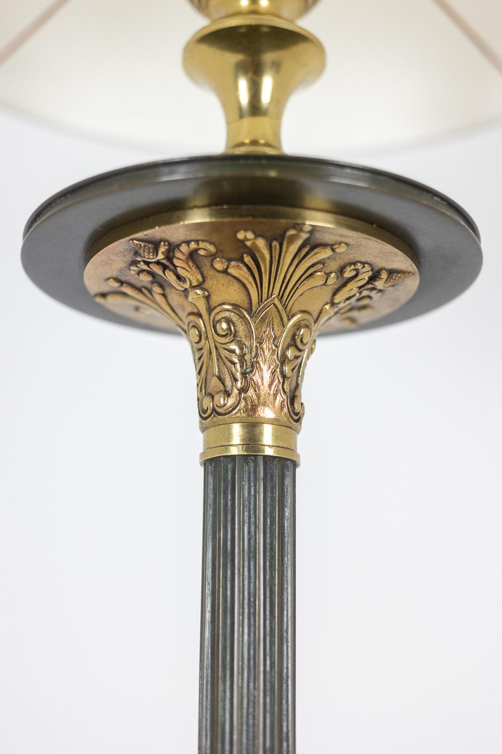 20ième siècle Lampadaire de style Restauration en bronze avec deux patines. Circa 1900. en vente