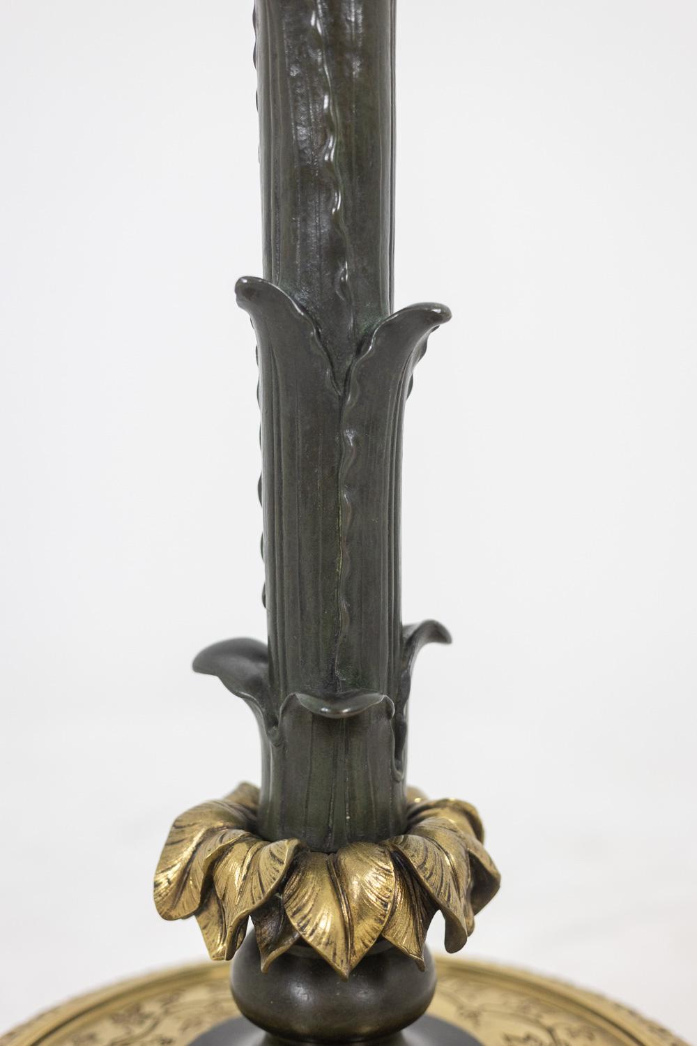 Bronze Lampadaire de style Restauration en bronze avec deux patines. Circa 1900. en vente