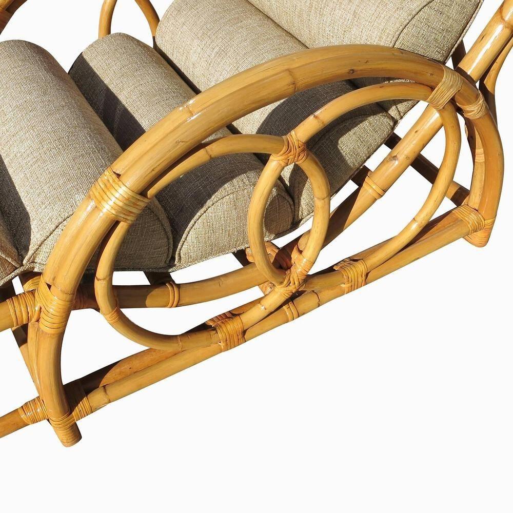 Milieu du XXe siècle Chaise longue en rotin restaurée avec cercles et accoudoirs rapides en vente