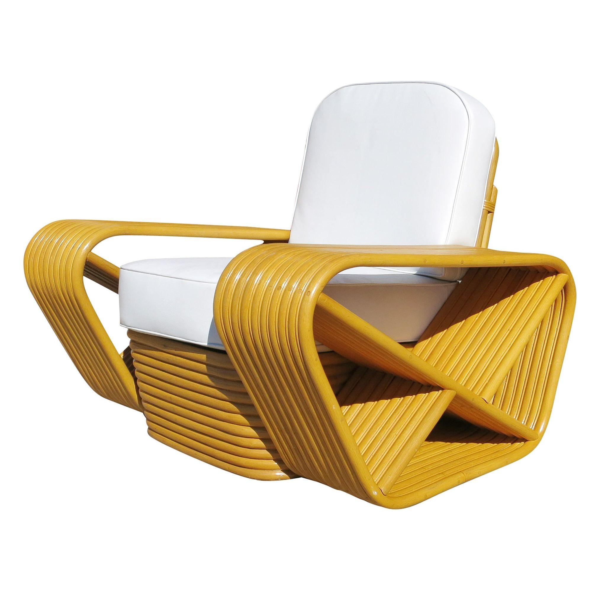 Rara sedia da salotto in rattan pretzel quadrato a dieci fili con base in rattan impilata, in stile Paul Frankl. La sedia presenta gli iconici braccioli resi famosi da Paul Frankl negli anni '30, con il bracciolo più largo conosciuto per questo