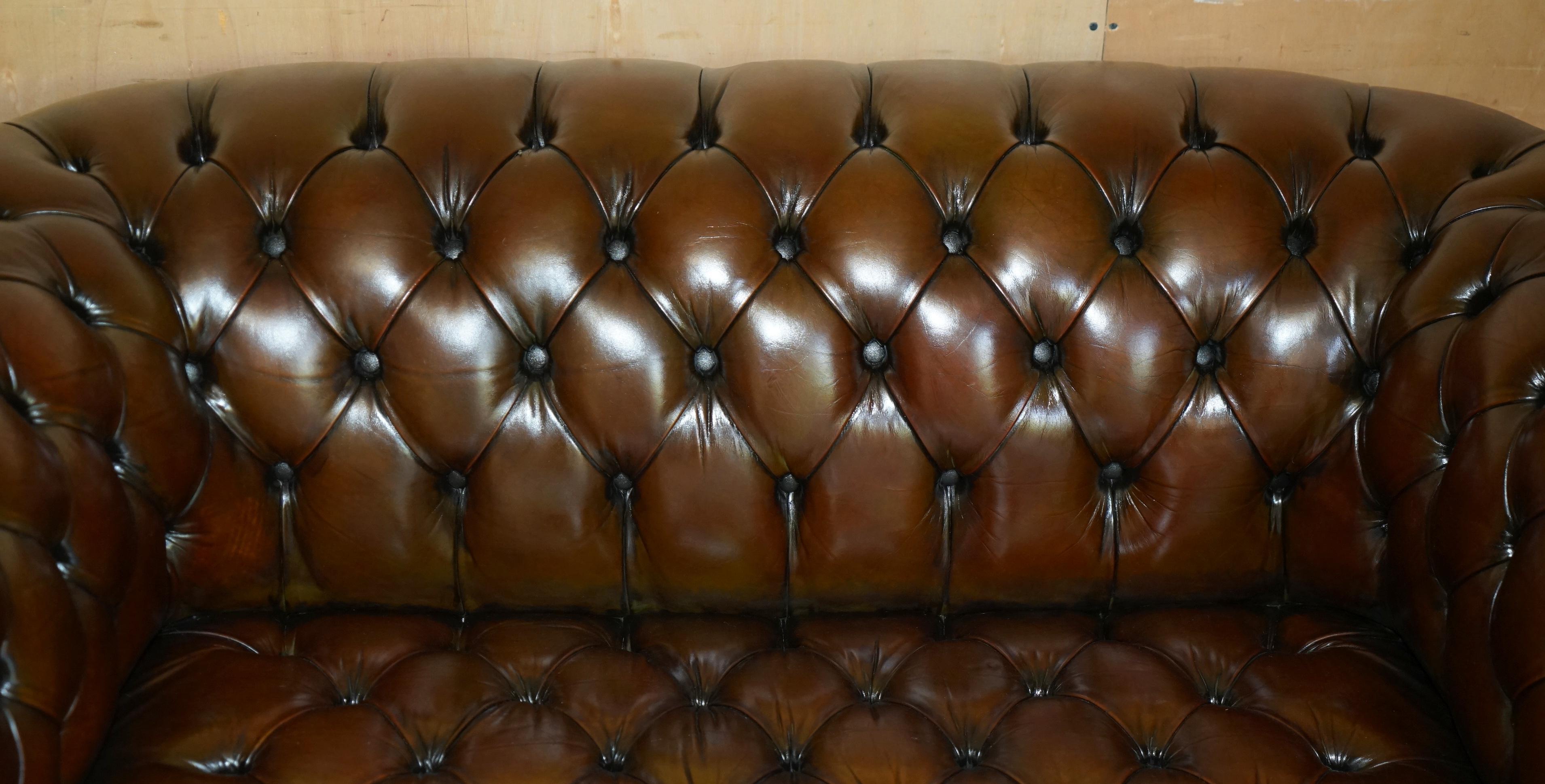CLUB SOFA DE CHESTERFiELD DE 165CM DE LARGEUR EN CUIR BRUN DE DEUX SIÈGES Entièrement touffeté en vente 2