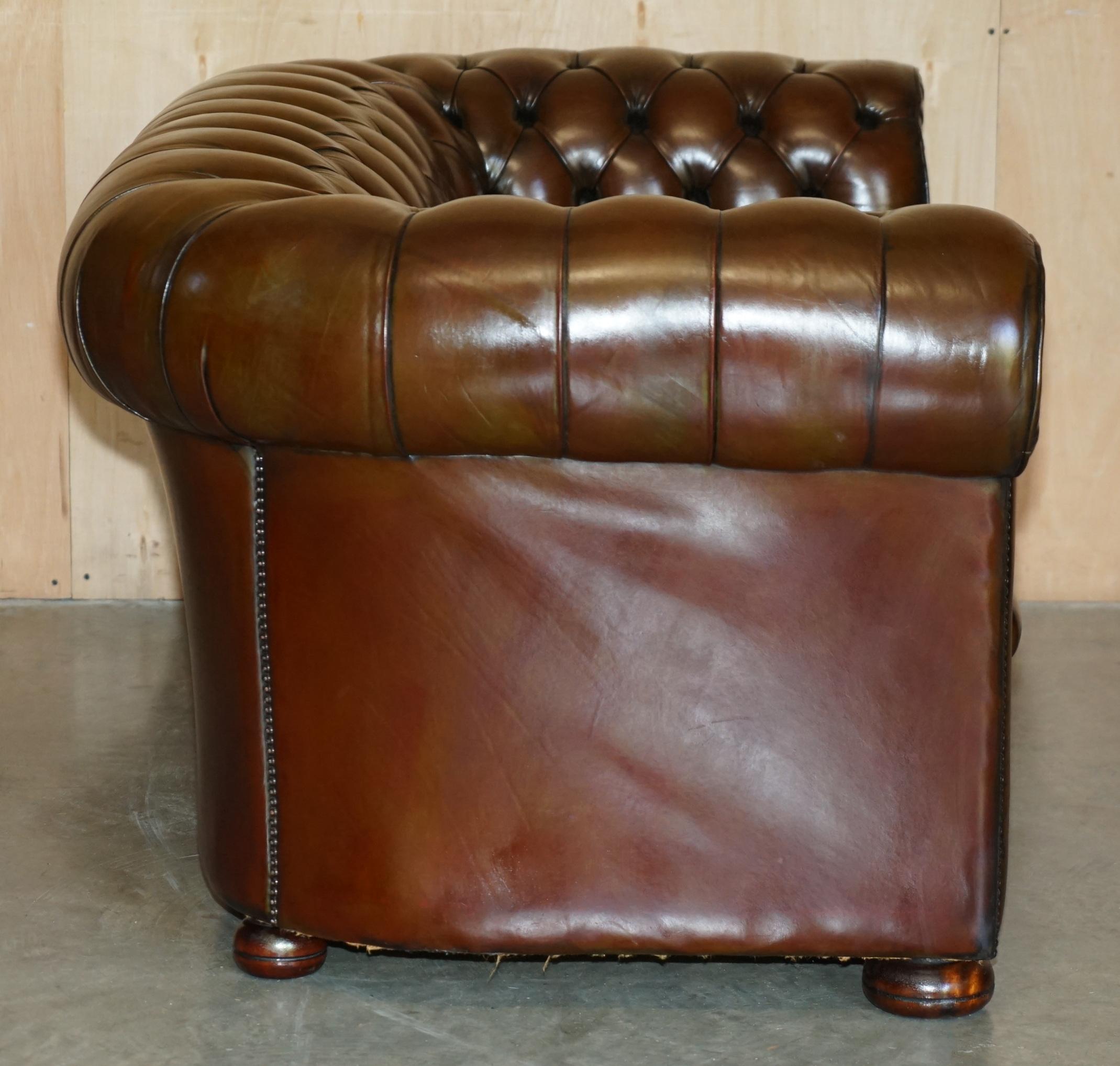 CLUB SOFA DE CHESTERFiELD DE 165CM DE LARGEUR EN CUIR BRUN DE DEUX SIÈGES Entièrement touffeté en vente 3