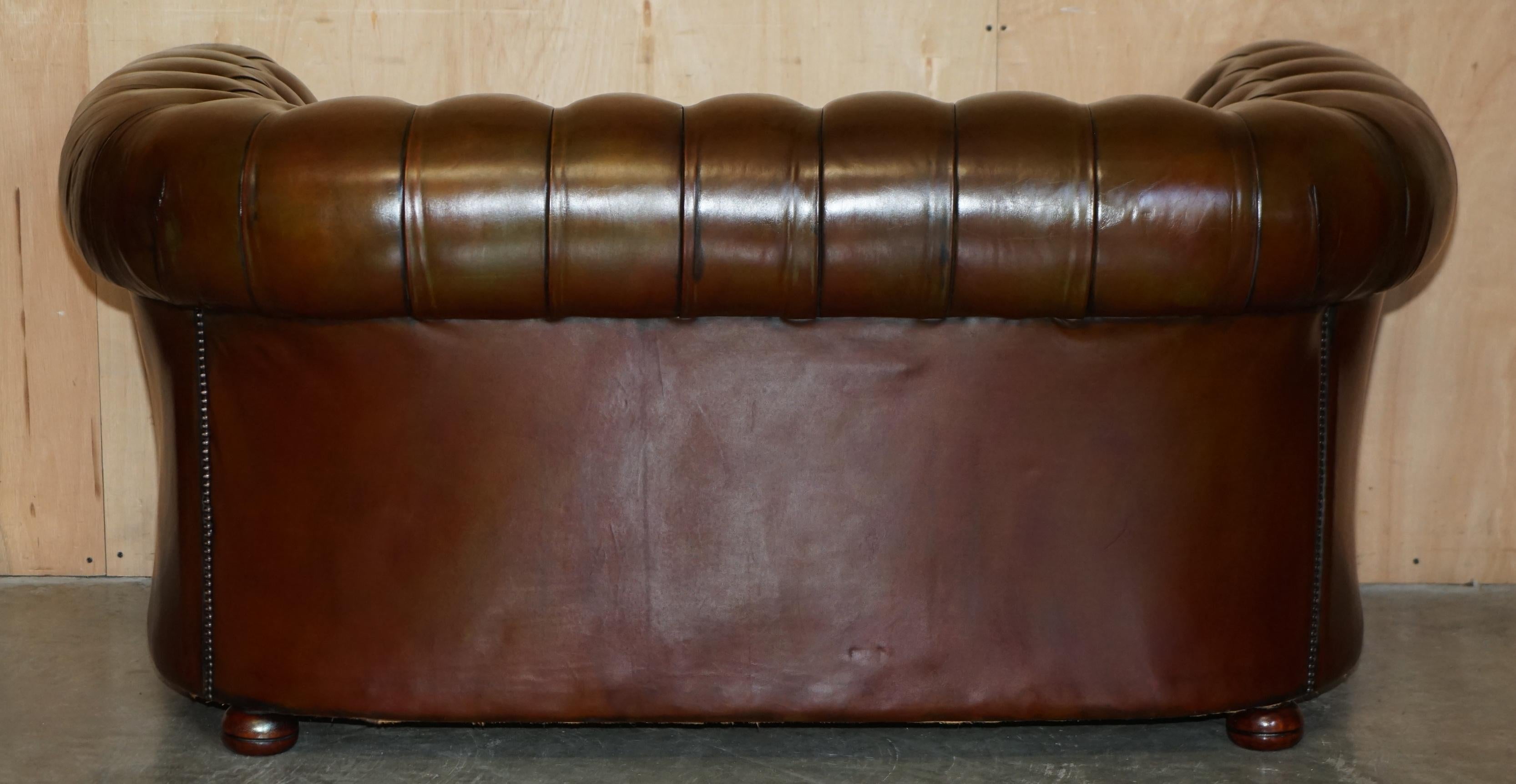 CLUB SOFA DE CHESTERFiELD DE 165CM DE LARGEUR EN CUIR BRUN DE DEUX SIÈGES Entièrement touffeté en vente 4