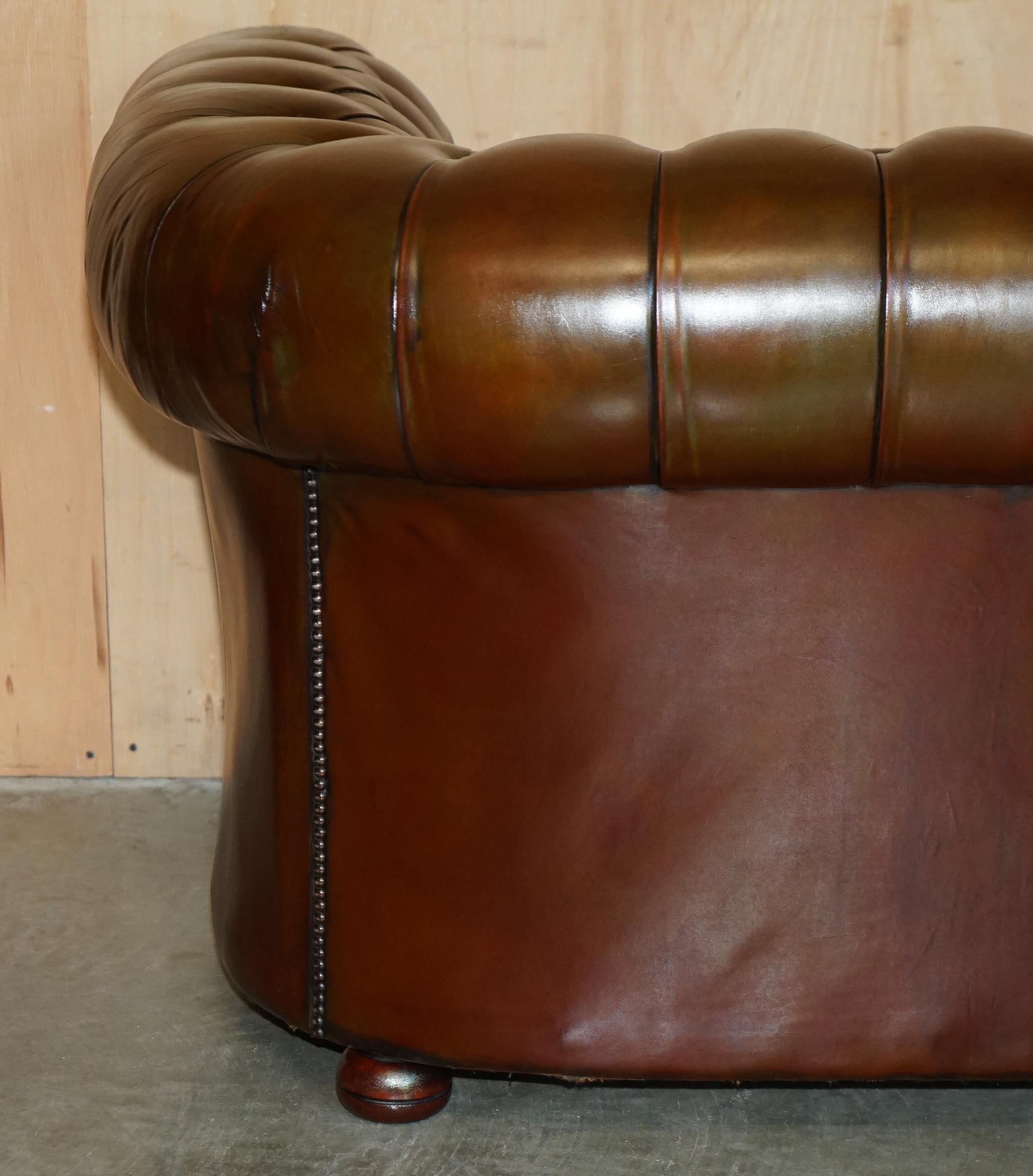 CLUB SOFA DE CHESTERFiELD DE 165CM DE LARGEUR EN CUIR BRUN DE DEUX SIÈGES Entièrement touffeté en vente 5