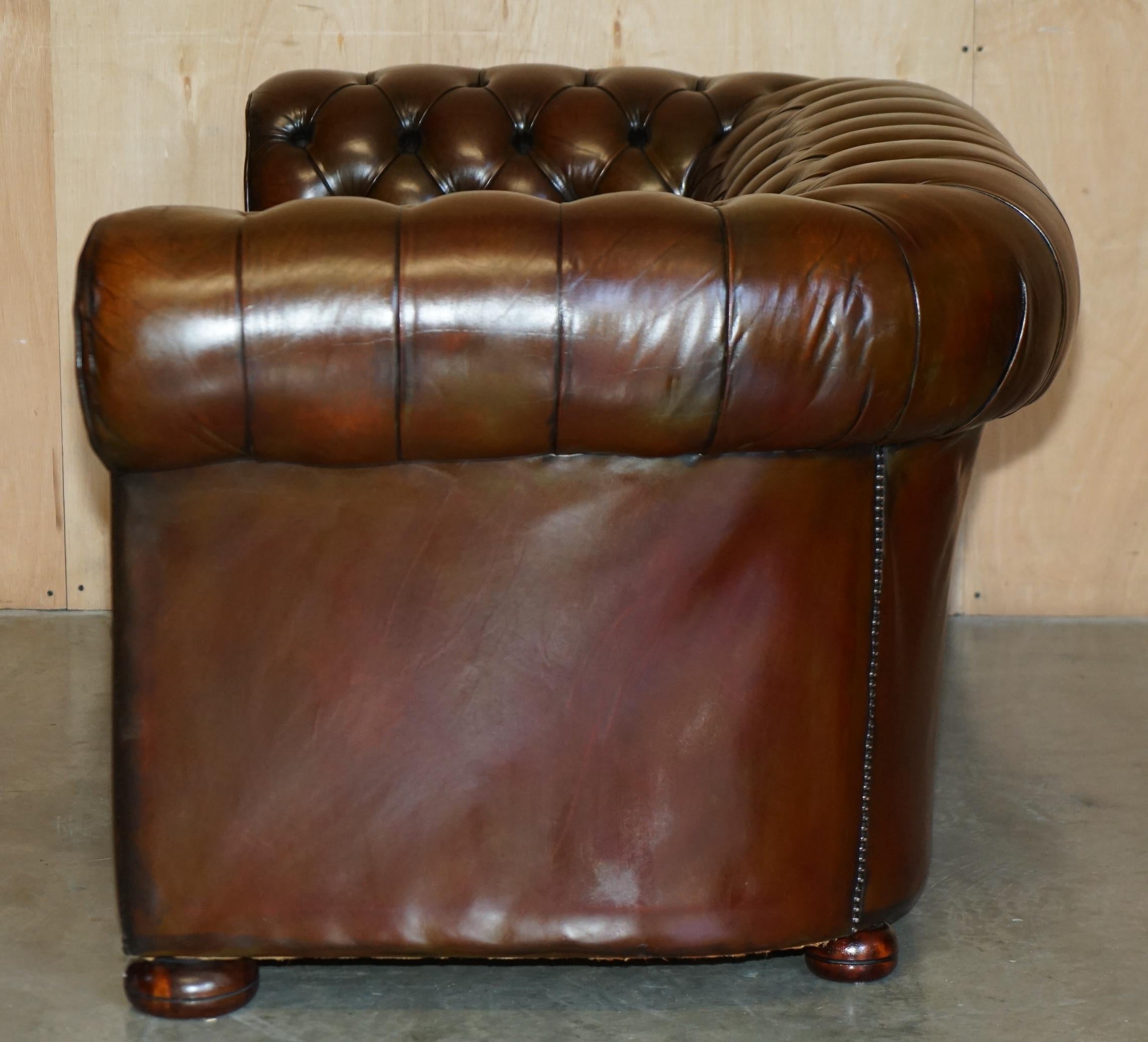 CLUB SOFA DE CHESTERFiELD DE 165CM DE LARGEUR EN CUIR BRUN DE DEUX SIÈGES Entièrement touffeté en vente 6