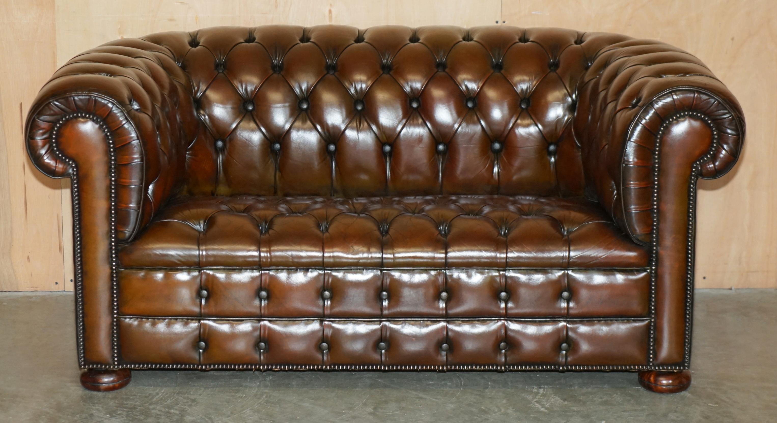 Royal House Antiques

The House Antiques a le plaisir de proposer à la vente ce superbe canapé club Chesterfield en cuir teinté à la main, datant des années 1920, avec dossier et accoudoirs entièrement capitonnés. 

Veuillez noter que les frais de