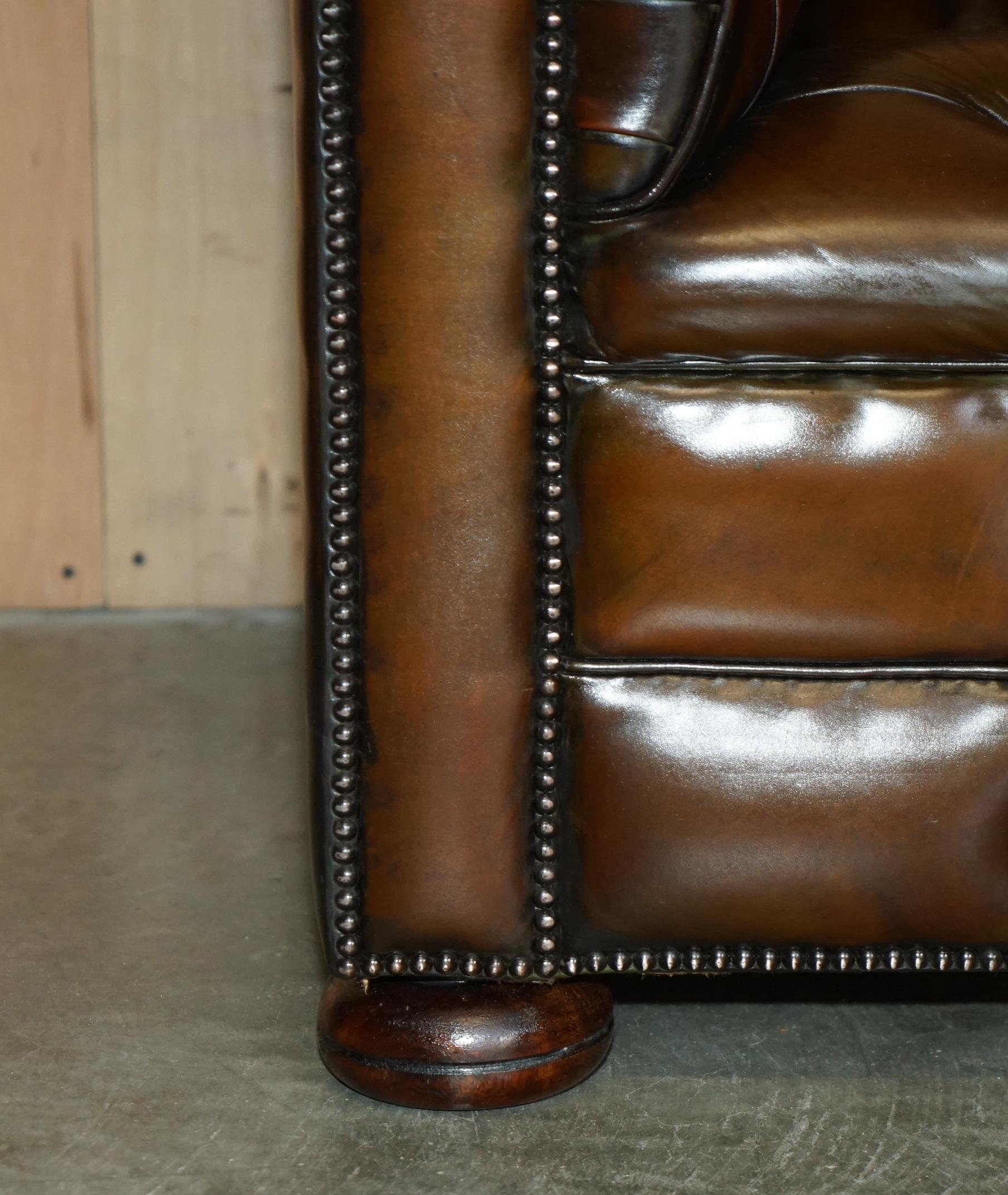 Fait main CLUB SOFA DE CHESTERFiELD DE 165CM DE LARGEUR EN CUIR BRUN DE DEUX SIÈGES Entièrement touffeté en vente