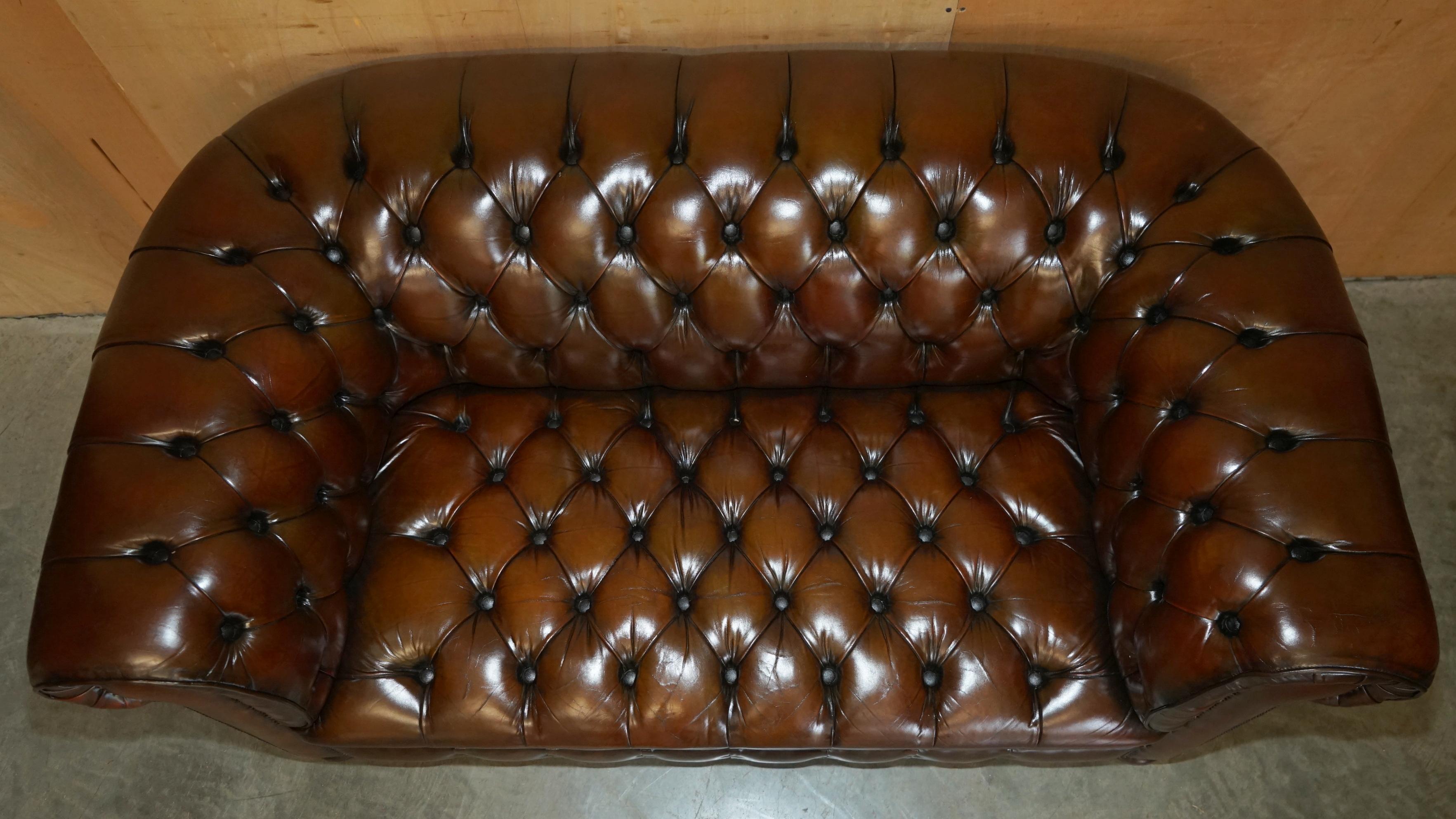 CLUB SOFA DE CHESTERFiELD DE 165CM DE LARGEUR EN CUIR BRUN DE DEUX SIÈGES Entièrement touffeté Bon état - En vente à West Sussex, Pulborough