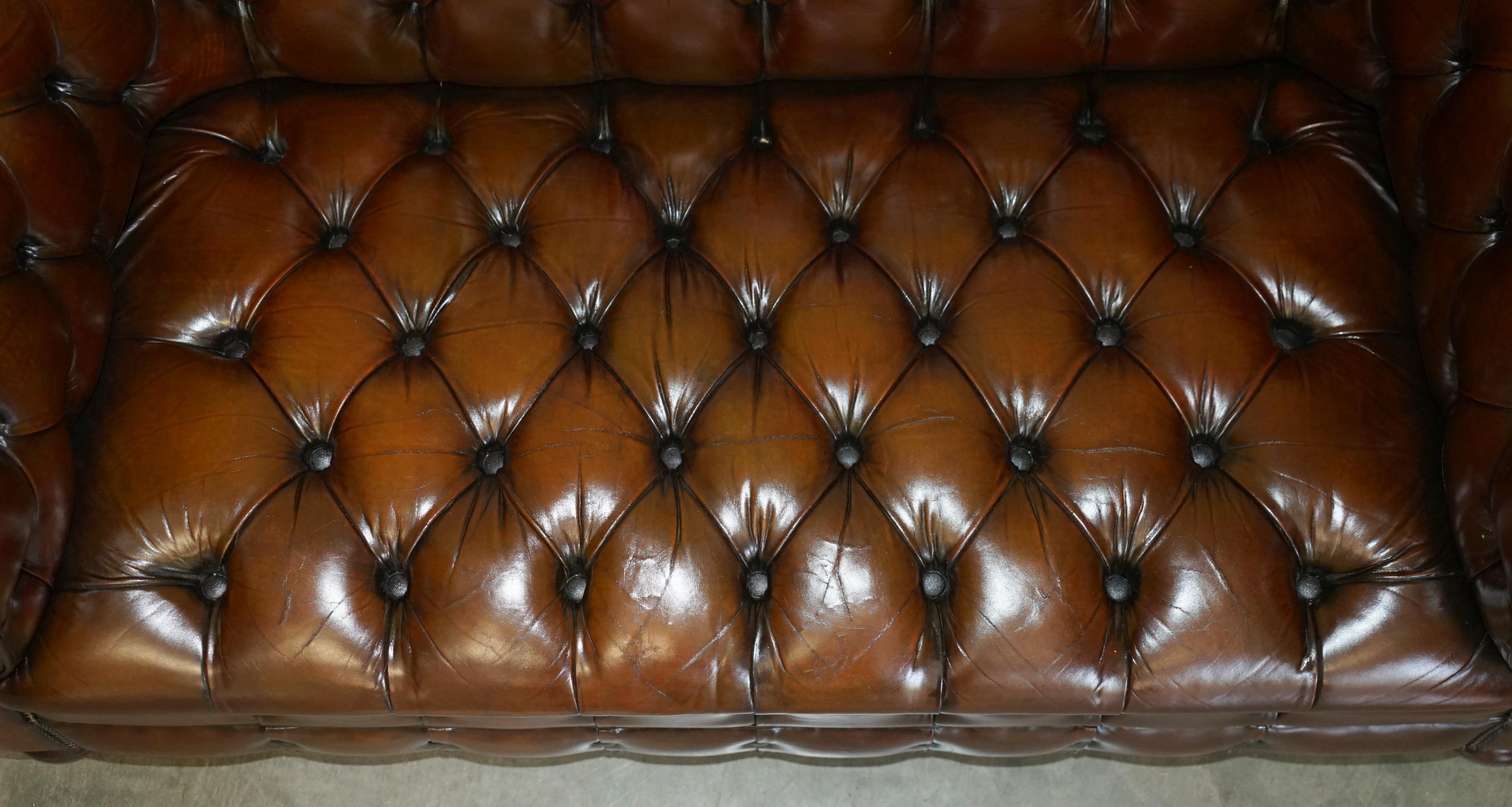 Début du 20ème siècle CLUB SOFA DE CHESTERFiELD DE 165CM DE LARGEUR EN CUIR BRUN DE DEUX SIÈGES Entièrement touffeté en vente