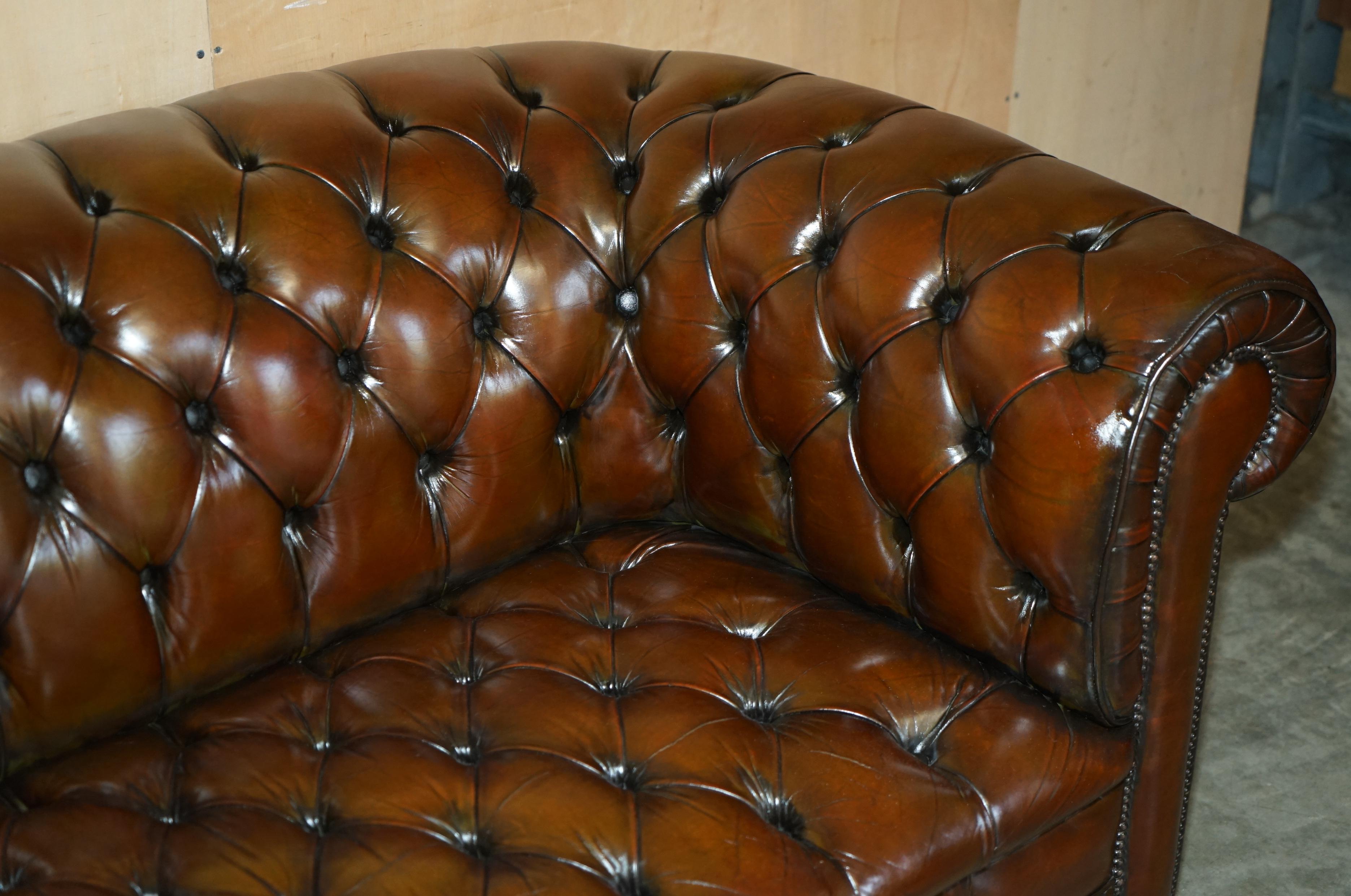 Cuir CLUB SOFA DE CHESTERFiELD DE 165CM DE LARGEUR EN CUIR BRUN DE DEUX SIÈGES Entièrement touffeté en vente