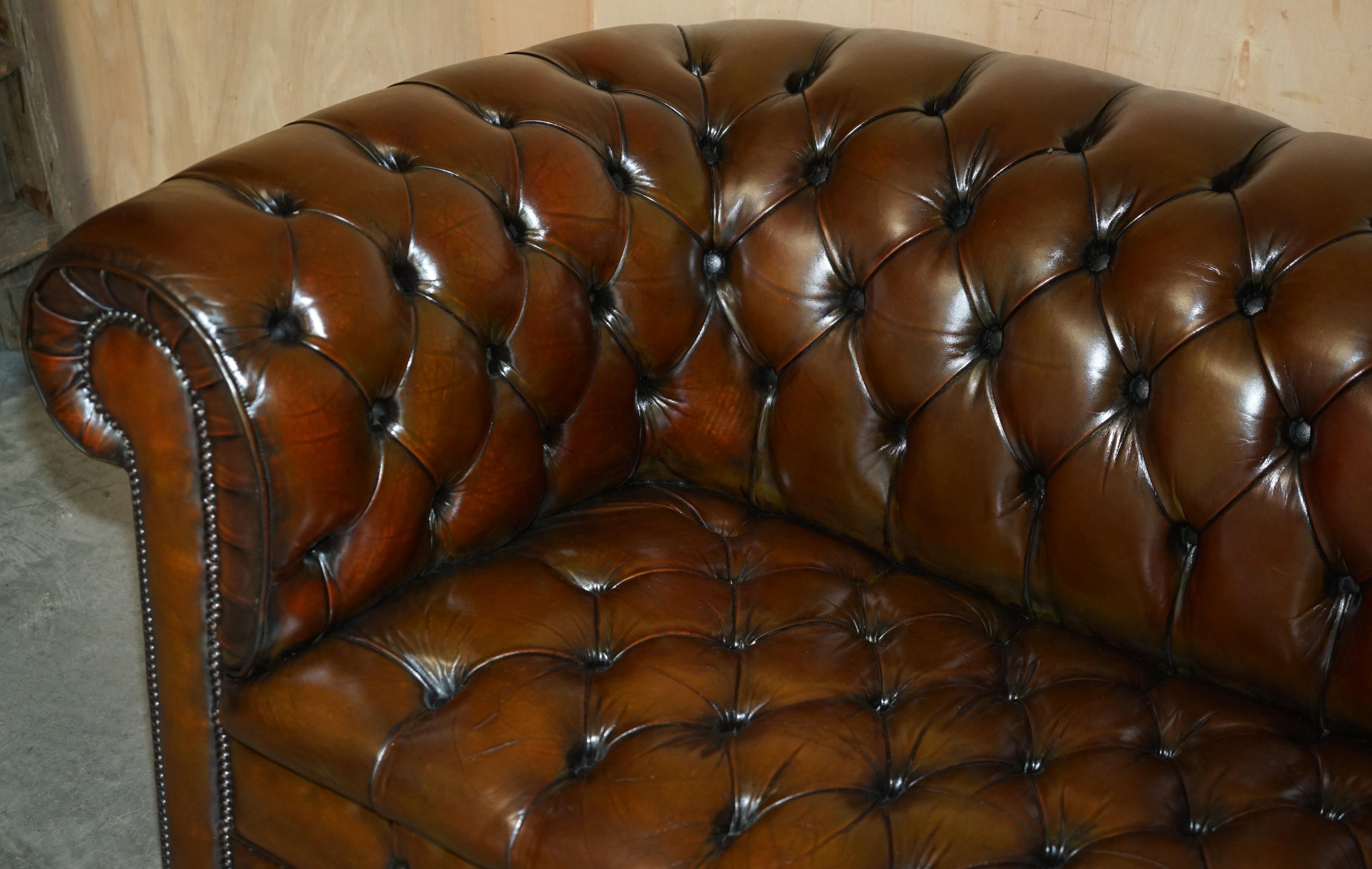 CLUB SOFA DE CHESTERFiELD DE 165CM DE LARGEUR EN CUIR BRUN DE DEUX SIÈGES Entièrement touffeté en vente 1