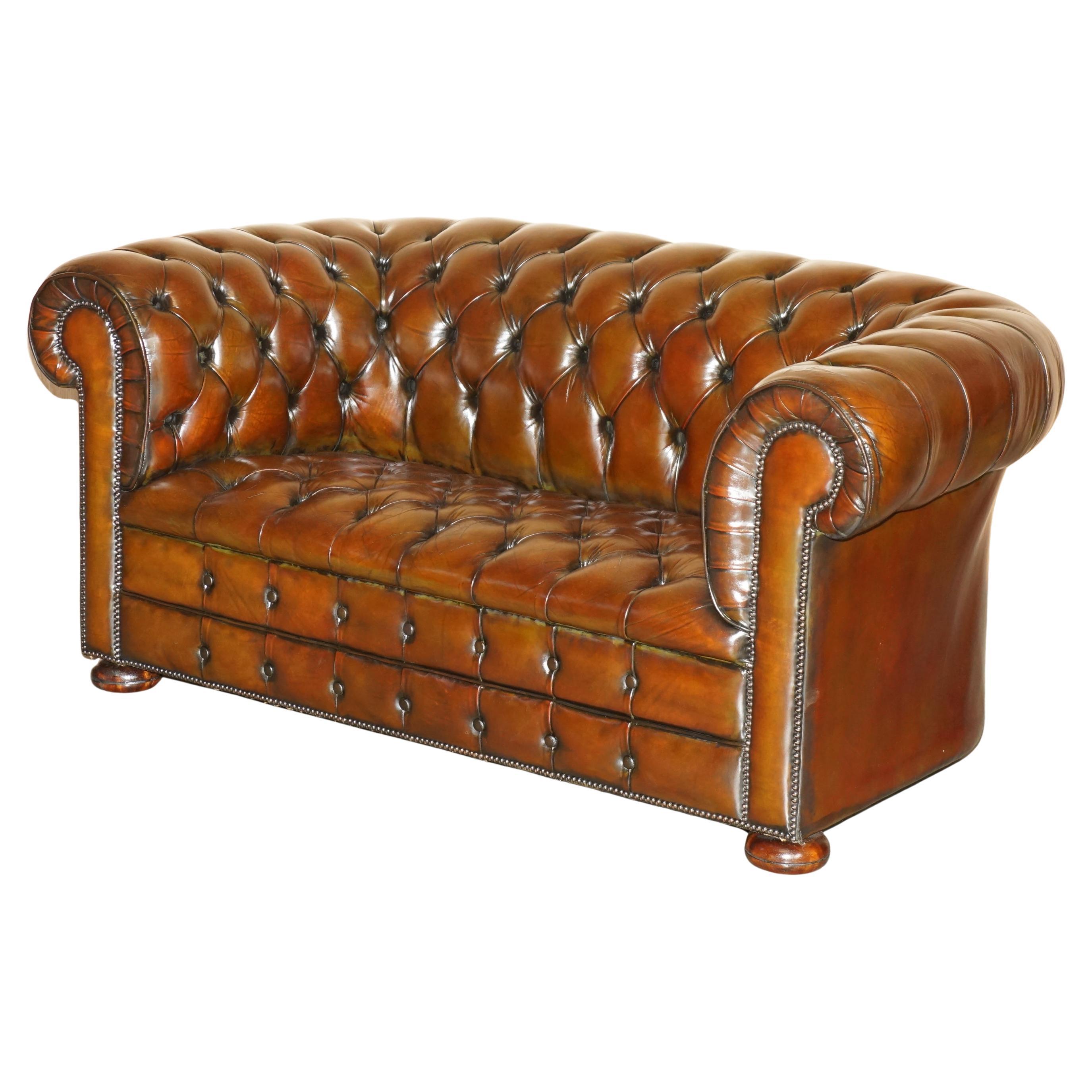 DIVANO CLUB IN PELLE MARRONE RISTRUTTURATO A 165 cm di larghezza Chesterfield completamente tappezzato a due posti
