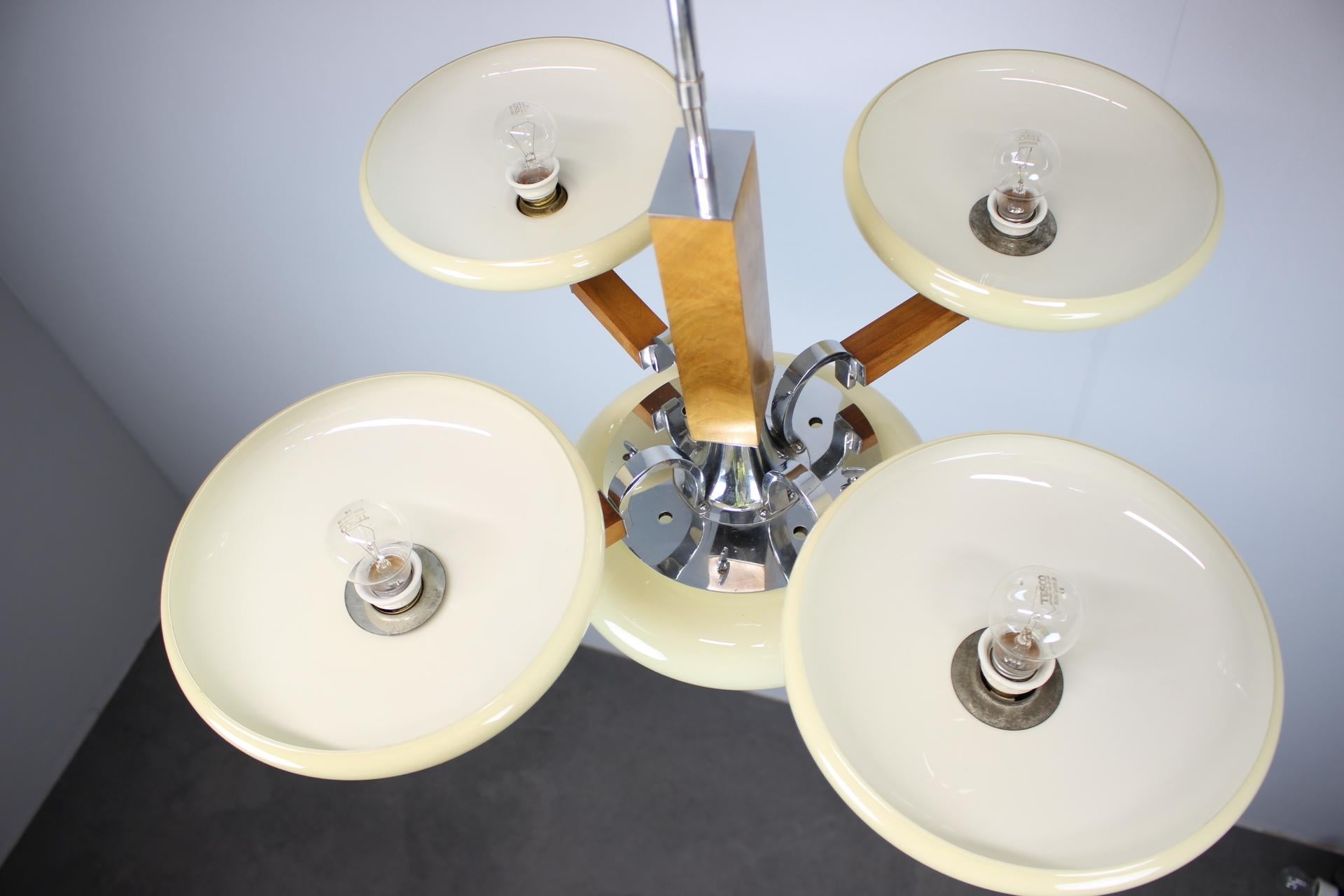 Araña Art Decó de 1930 restaurada en cromo, madera y pantallas de cristal crema en venta 4