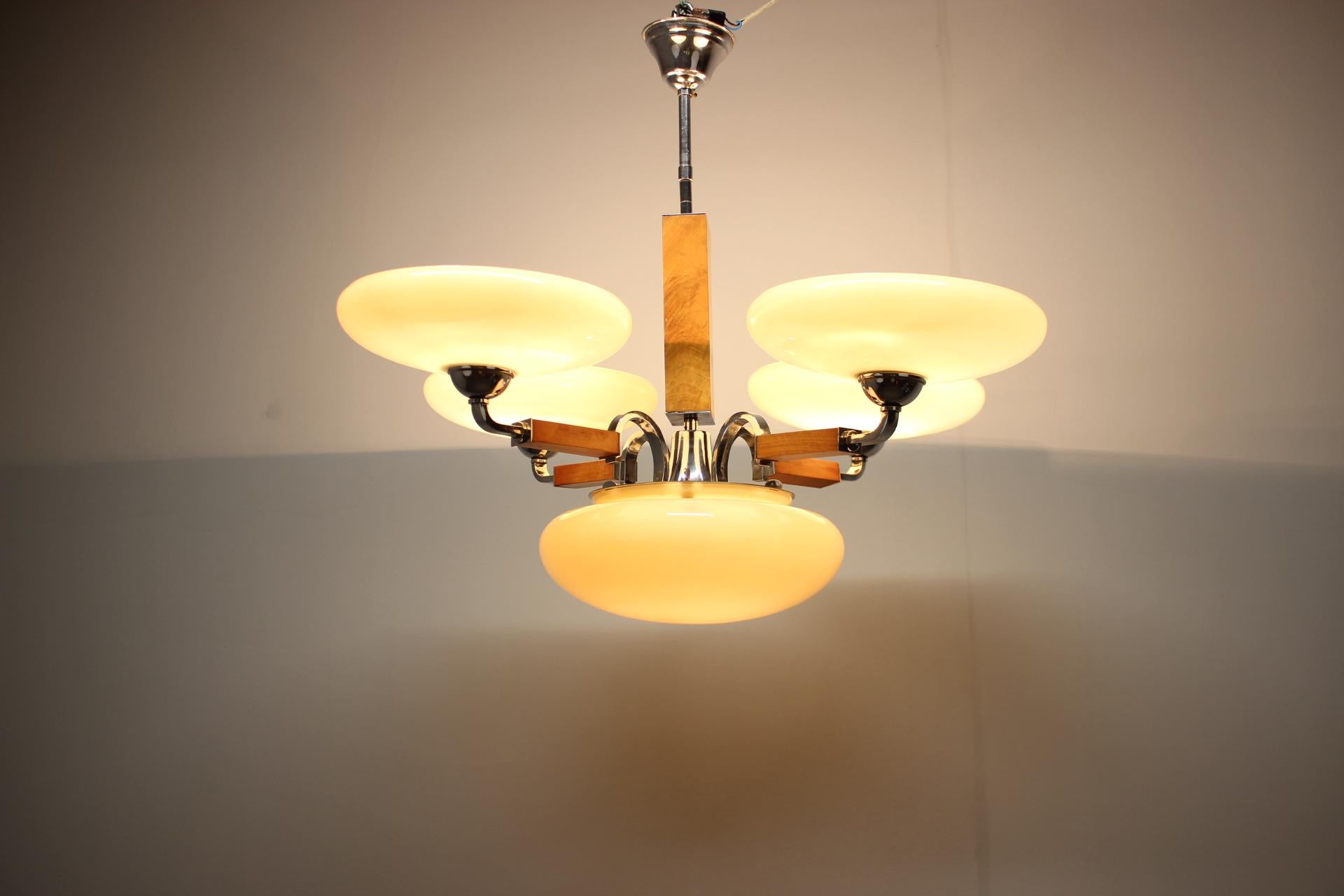 Araña Art Decó de 1930 restaurada en cromo, madera y pantallas de cristal crema en venta 5