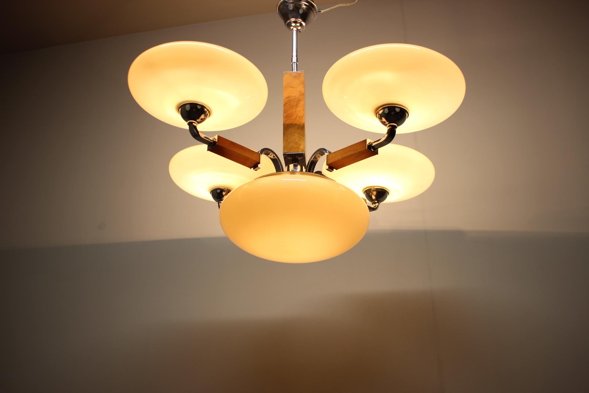 Araña Art Decó de 1930 restaurada en cromo, madera y pantallas de cristal crema en venta 6