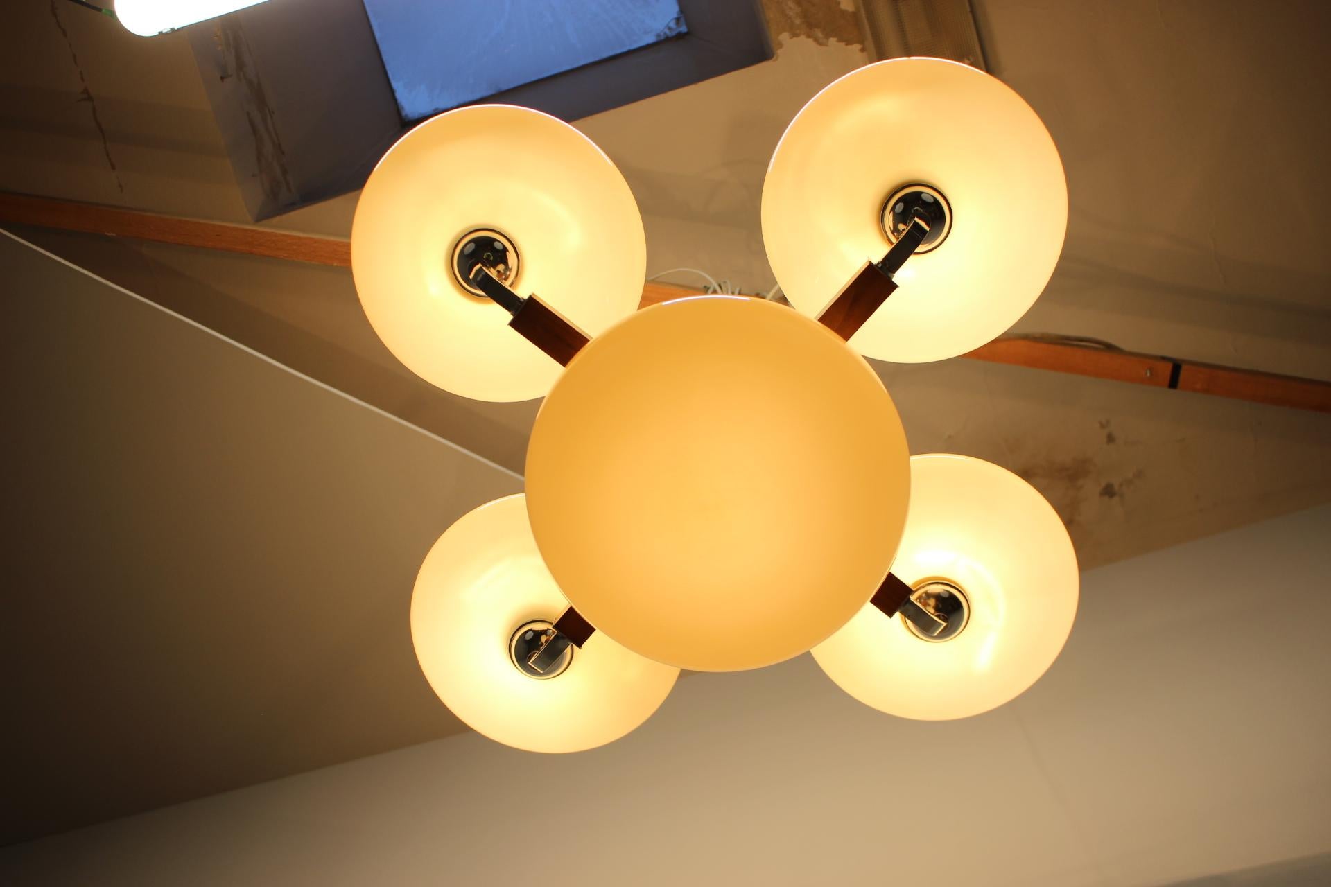 Araña Art Decó de 1930 restaurada en cromo, madera y pantallas de cristal crema en venta 7