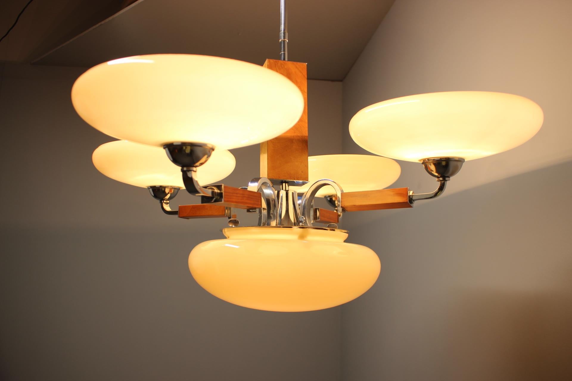 Araña Art Decó de 1930 restaurada en cromo, madera y pantallas de cristal crema en venta 8