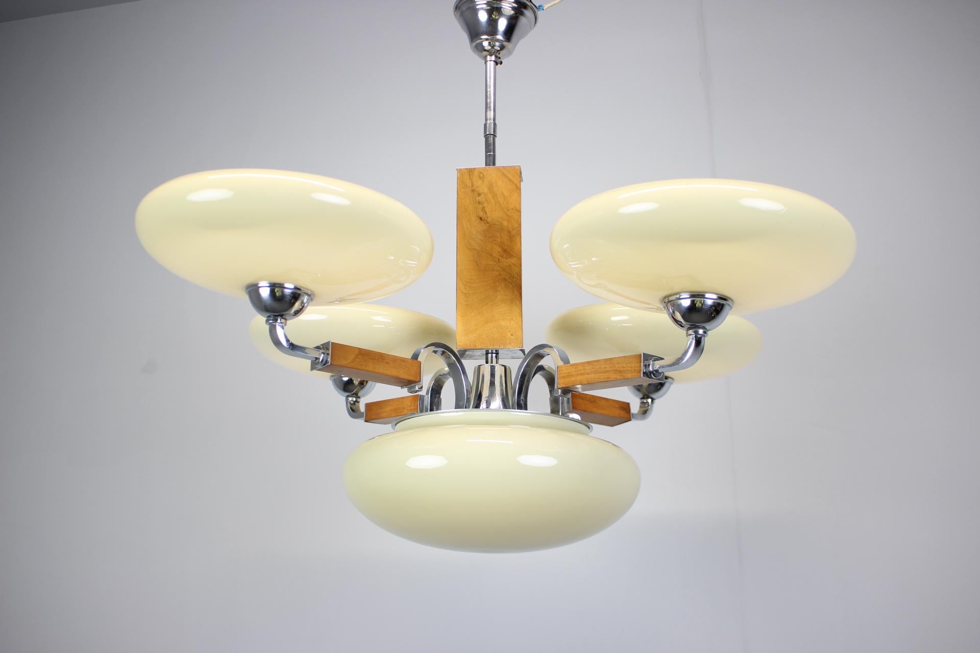 Araña Art Decó de 1930 restaurada en cromo, madera y pantallas de cristal crema Checo en venta