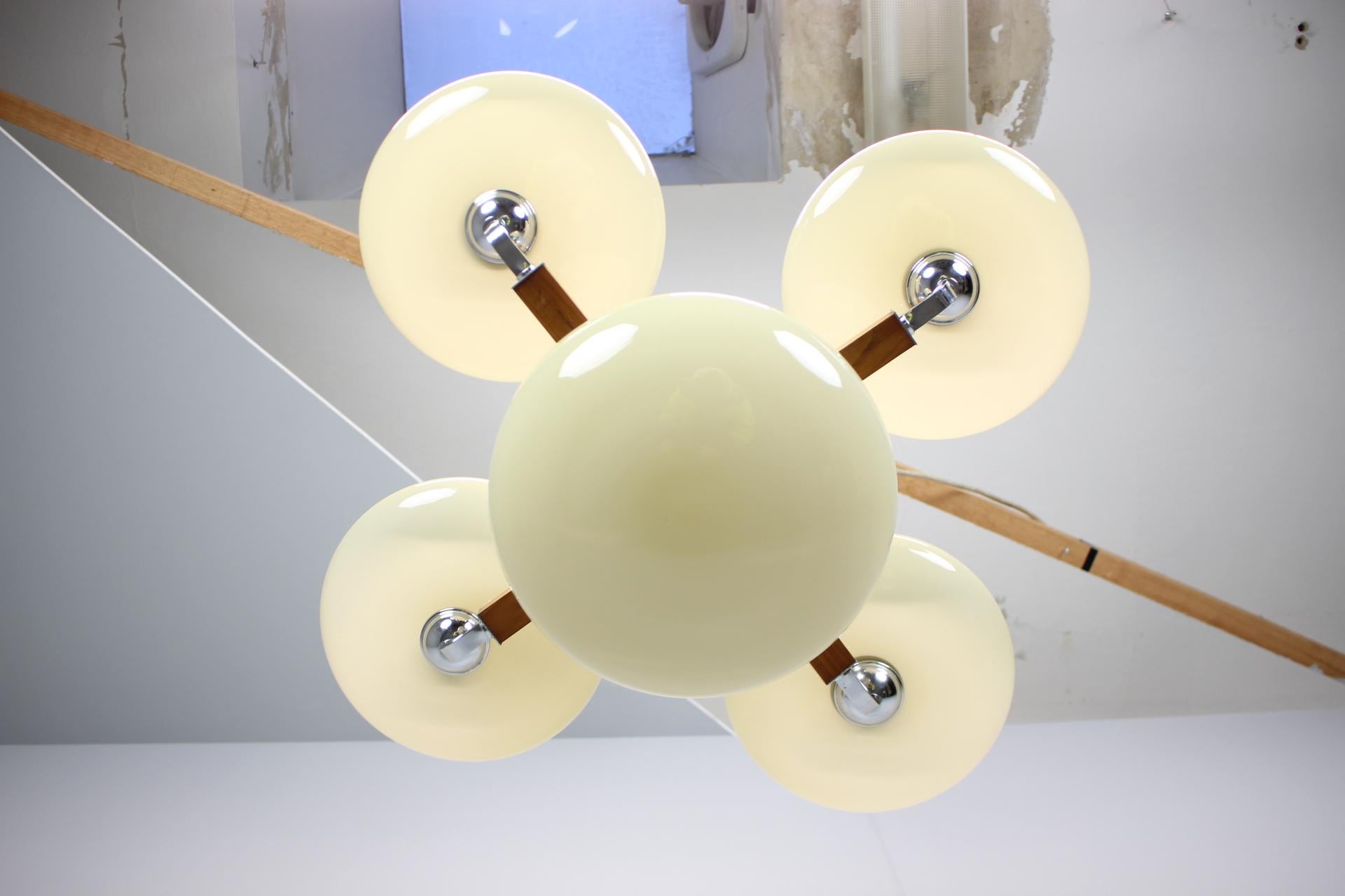 Araña Art Decó de 1930 restaurada en cromo, madera y pantallas de cristal crema en Bueno estado para la venta en Praha, CZ