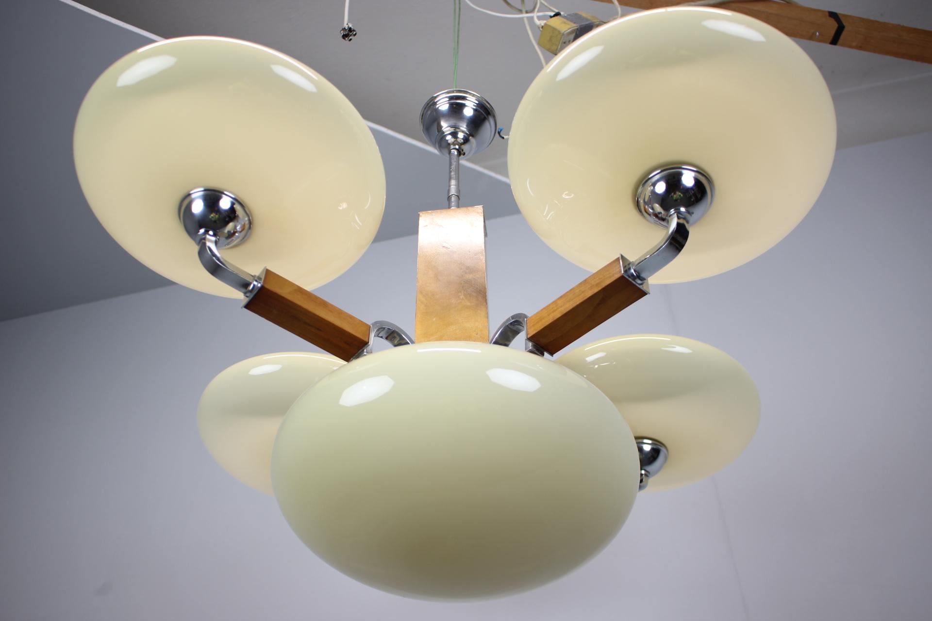 Araña Art Decó de 1930 restaurada en cromo, madera y pantallas de cristal crema mediados del siglo XX en venta