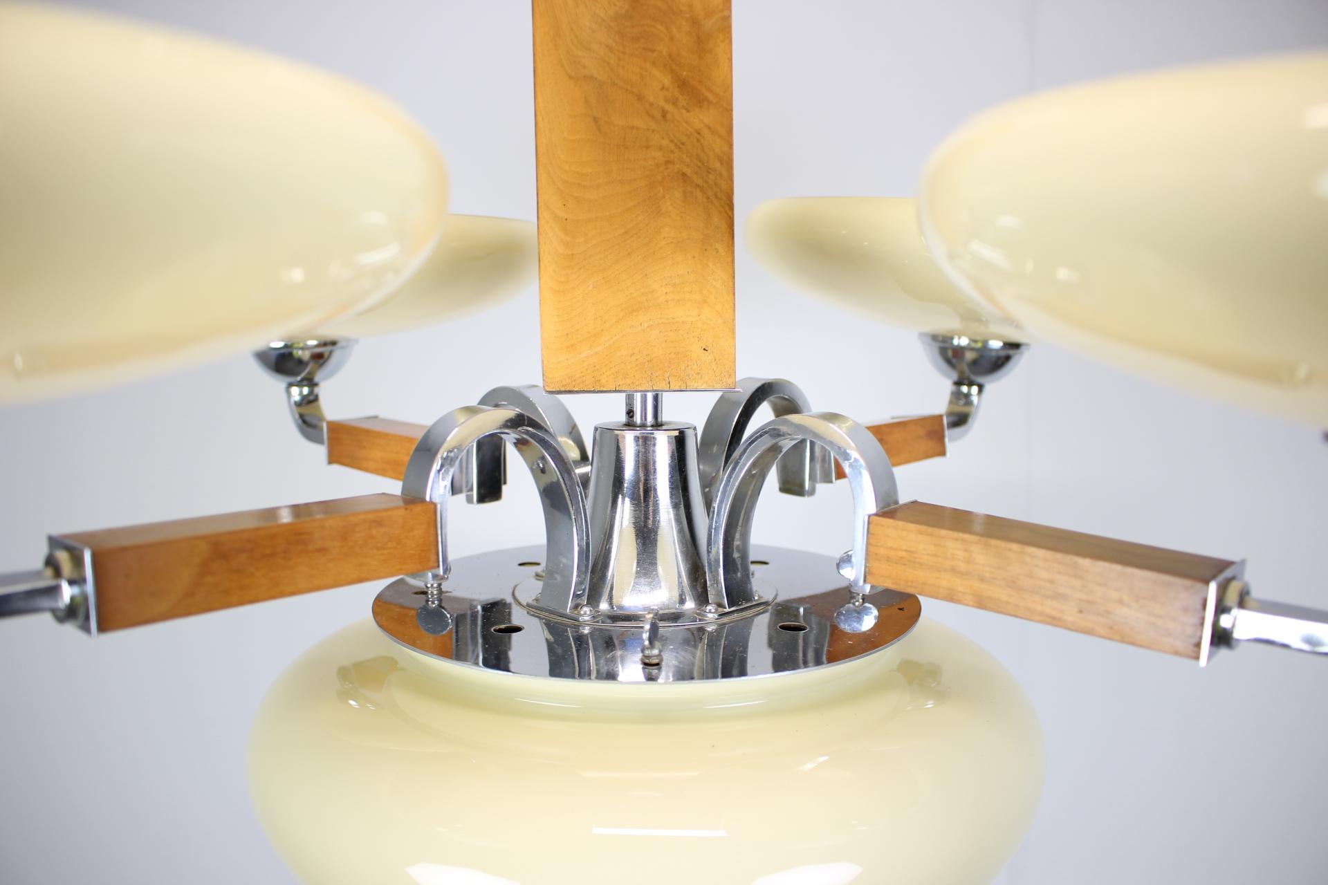 Araña Art Decó de 1930 restaurada en cromo, madera y pantallas de cristal crema Vidrio artístico en venta