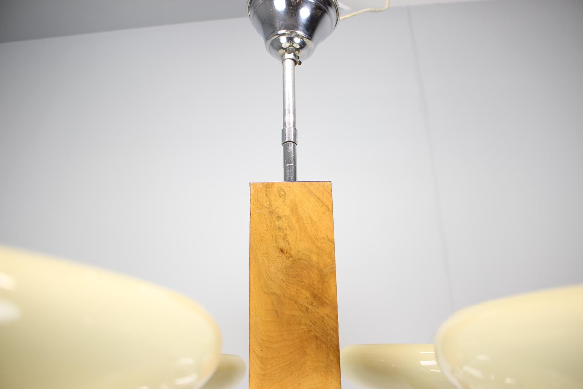 Araña Art Decó de 1930 restaurada en cromo, madera y pantallas de cristal crema en venta 1