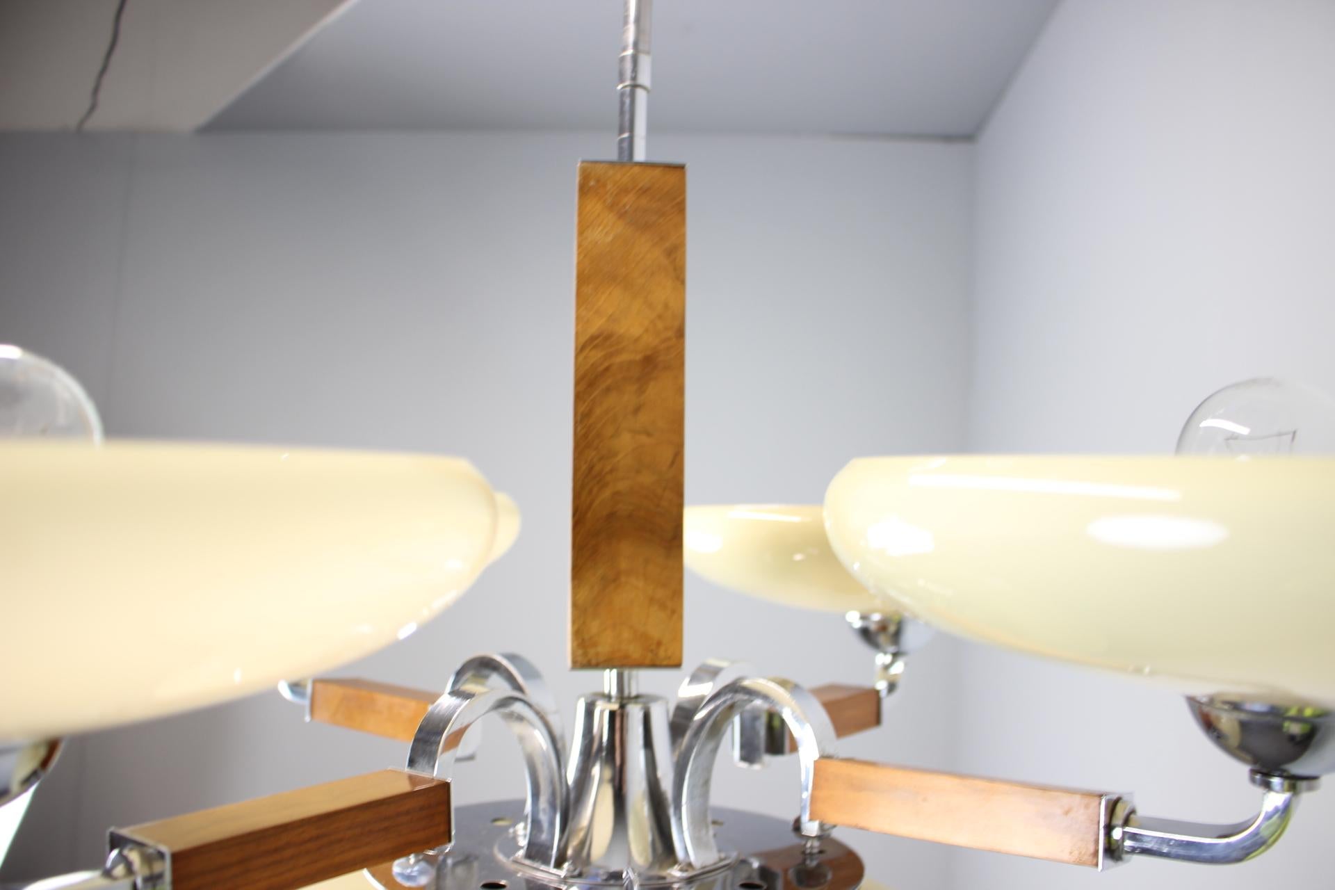 Araña Art Decó de 1930 restaurada en cromo, madera y pantallas de cristal crema en venta 2