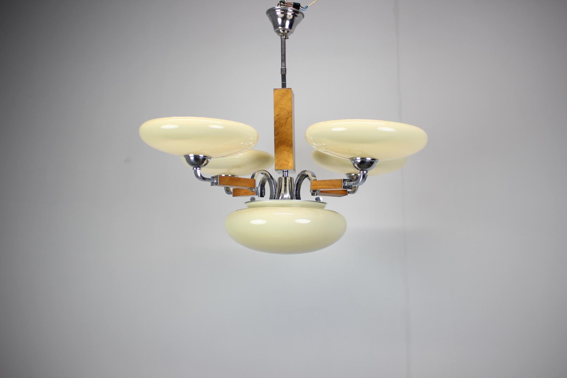 Araña Art Decó de 1930 restaurada en cromo, madera y pantallas de cristal crema en venta 3