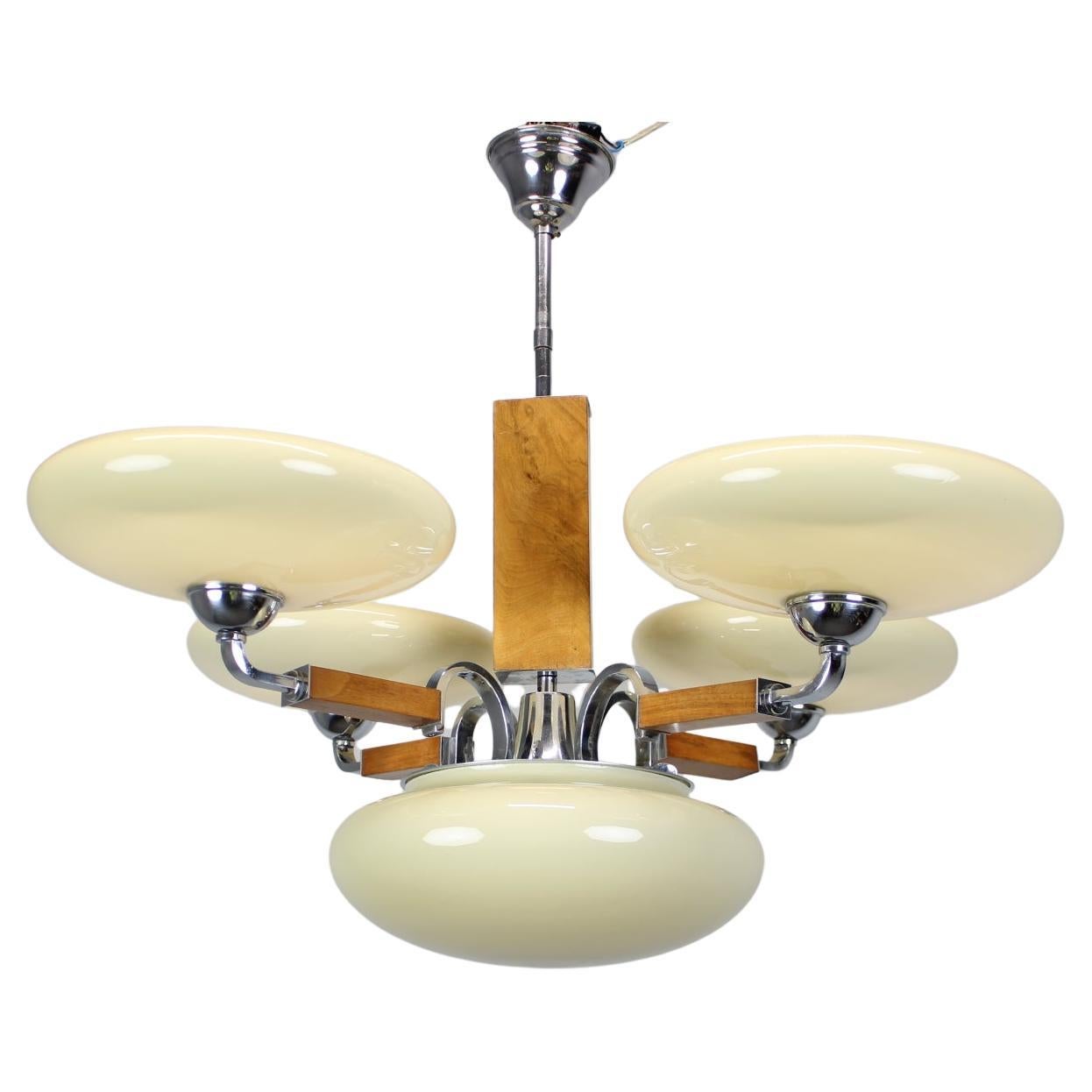 Lampadario Art Deco restaurato del 1930 in cromo, Wood e paralumi in vetro crema