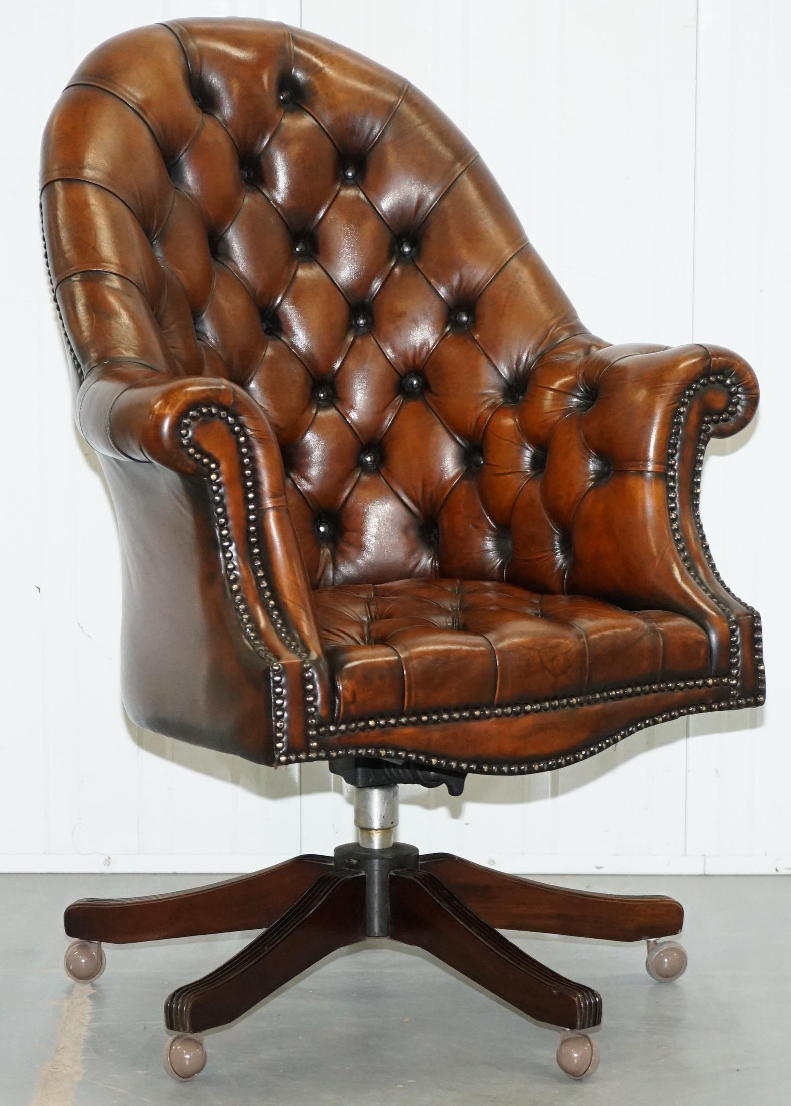 We are delighted to offer for sale this stunning original circa 1930s hand dyed fully restored cigar brown leather Chesterfield fully buttoned directors captains chair

This is the bosses chair, the executive director, there are tens of thousands