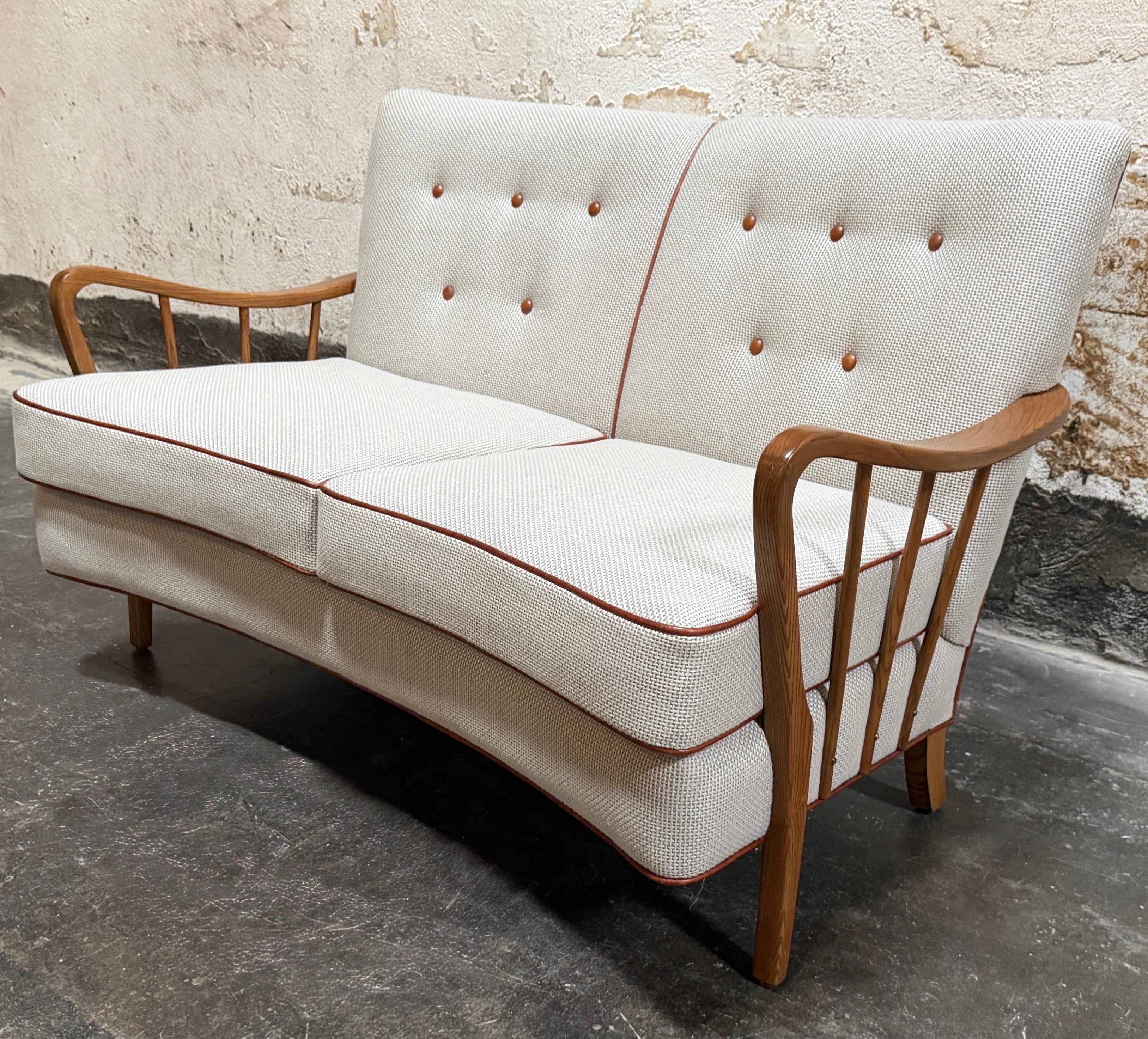 Este sofá curvo recién restaurado y retapizado es un ejemplo definitorio del estilo Art Moderne sueco, fabricado hacia 1945-1949 por la renombrada Bröderna Andersson en Ekenässjön (Suecia). El Art Moderne sueco de la década de 1940 se caracteriza