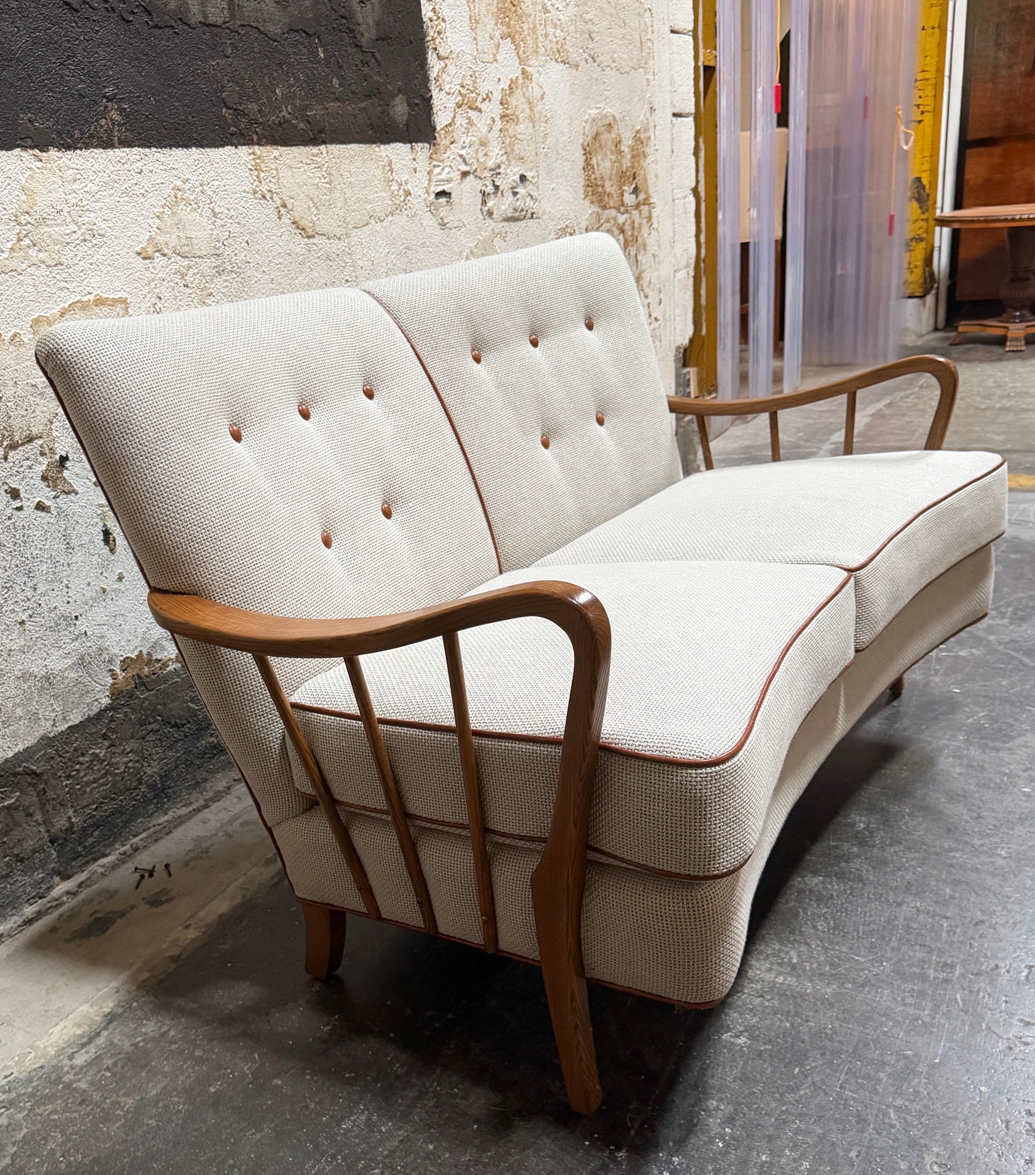 Sofá loveseat curvado 