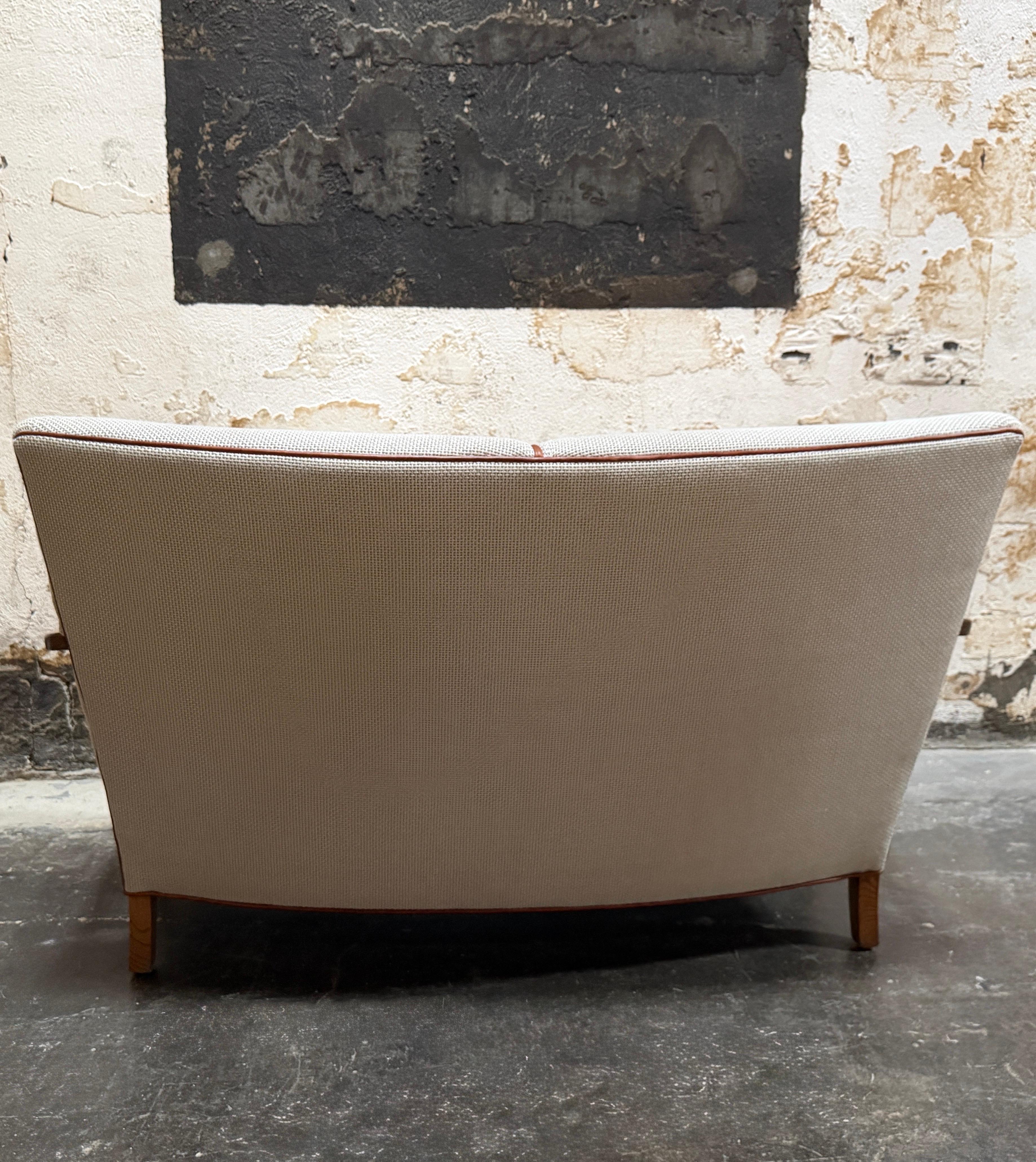 Sofá loveseat curvado 