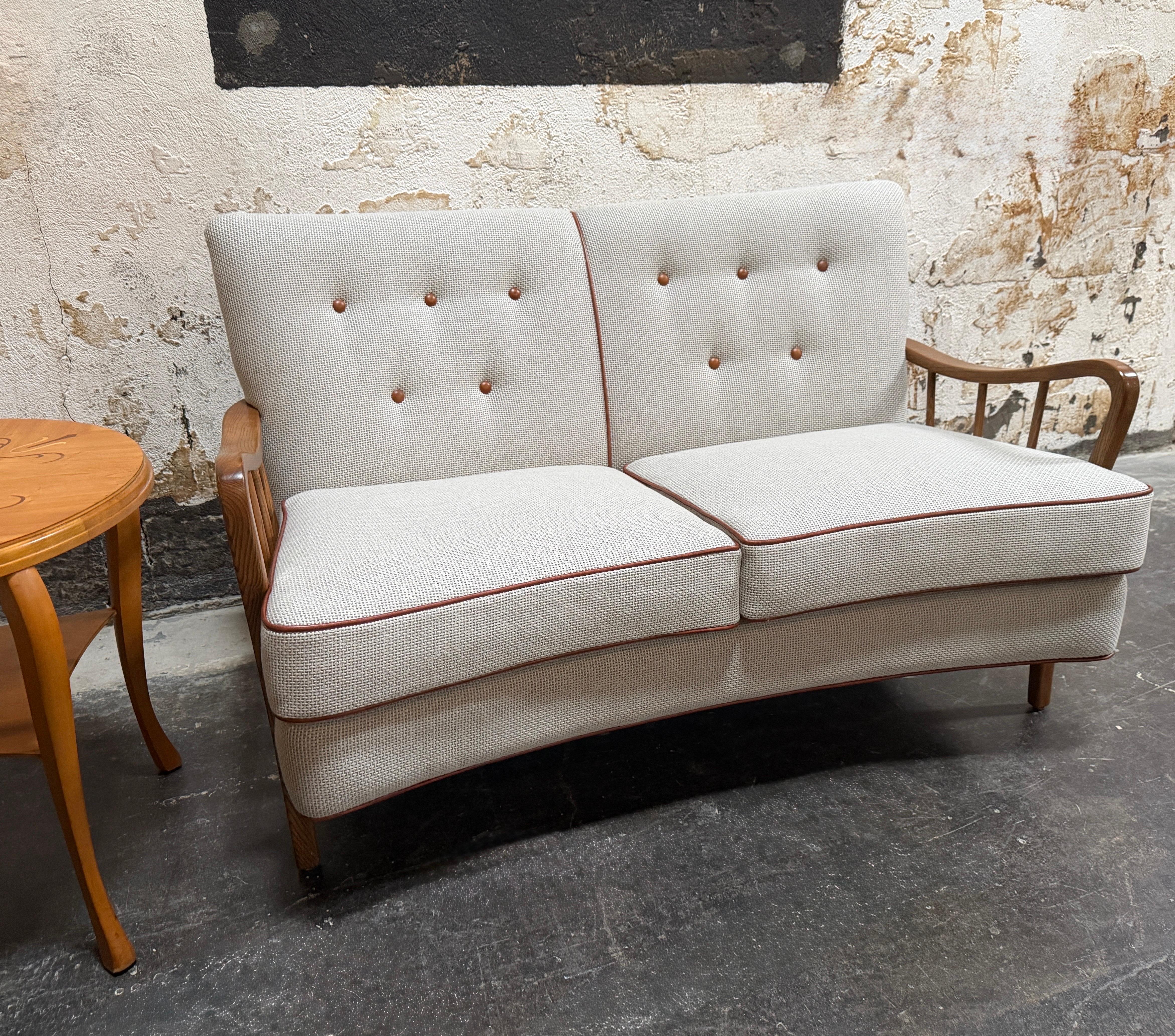 Sofá loveseat curvado 