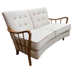 Restauriertes schwedisches Art-Modernes "Bananensitz"-Sofa aus den 1940er Jahren mit geschwungener Sitzfläche