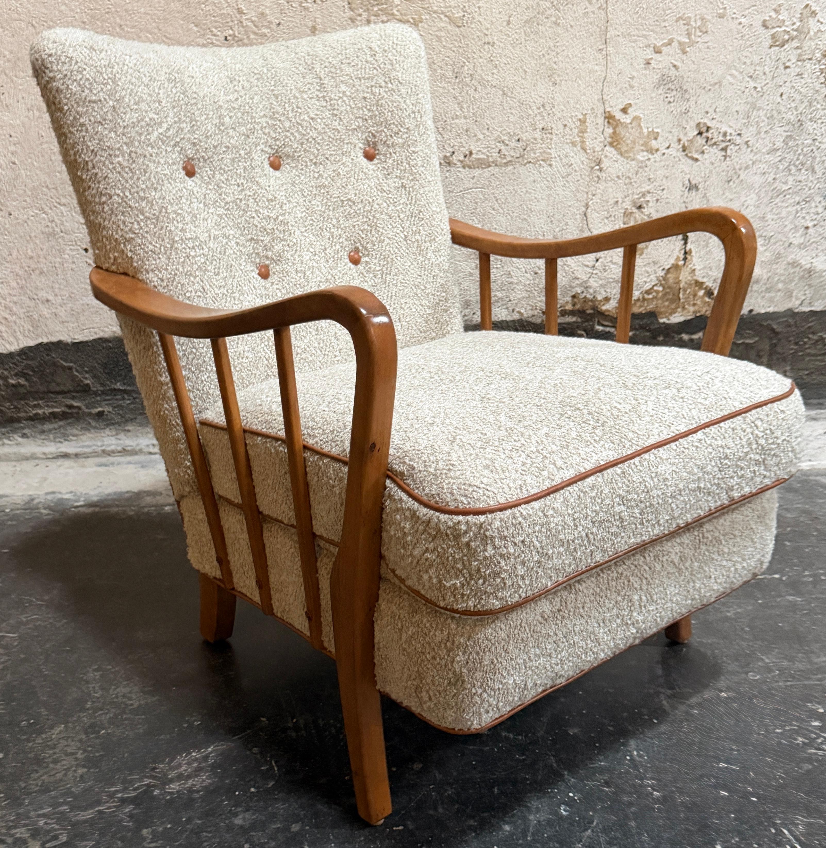 Este sillón de salón recién restaurado y retapizado es un ejemplo definitorio del estilo Art Moderne sueco, fabricado hacia 1945-1949 por la renombrada Bröderna Andersson en Ekenässjön (Suecia). El Art Moderne sueco de la década de 1940 se