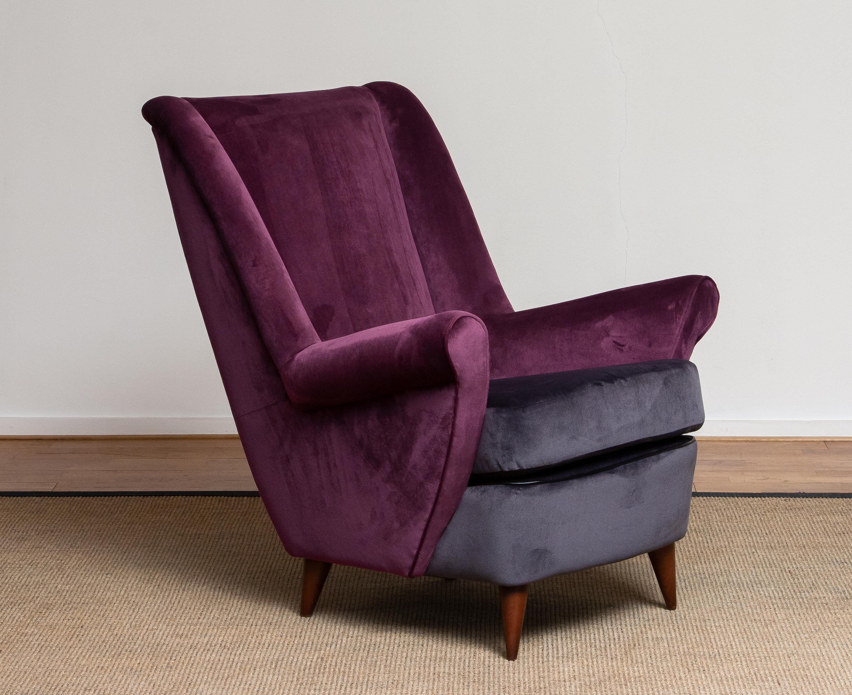 Absolument magnifique chaise longue des années 1950 attribuée à ISA à Bergame en Italie. La fabuleuse combinaison de couleurs et le choix du tissu, violet et gris foncé, font de cette chaise un véritable accroche-regard. Cette chaise est entièrement