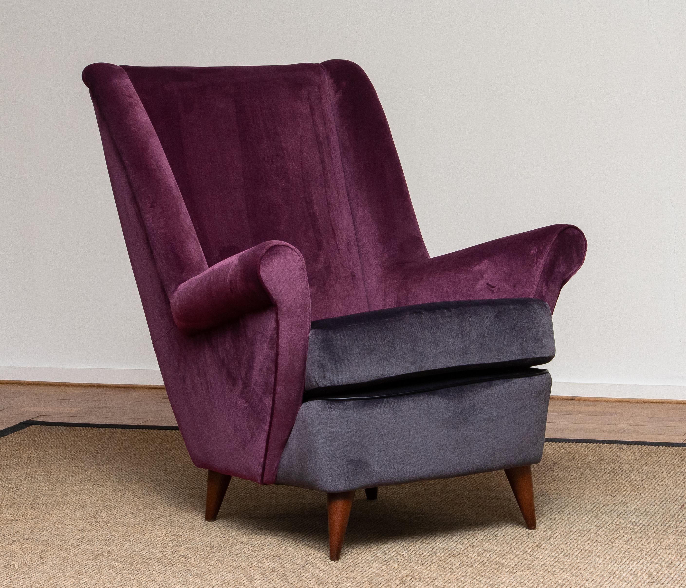 italien Fauteuil restauré des années 1950 en violet et gris Attribué à ISA Bergamo, Italie en vente