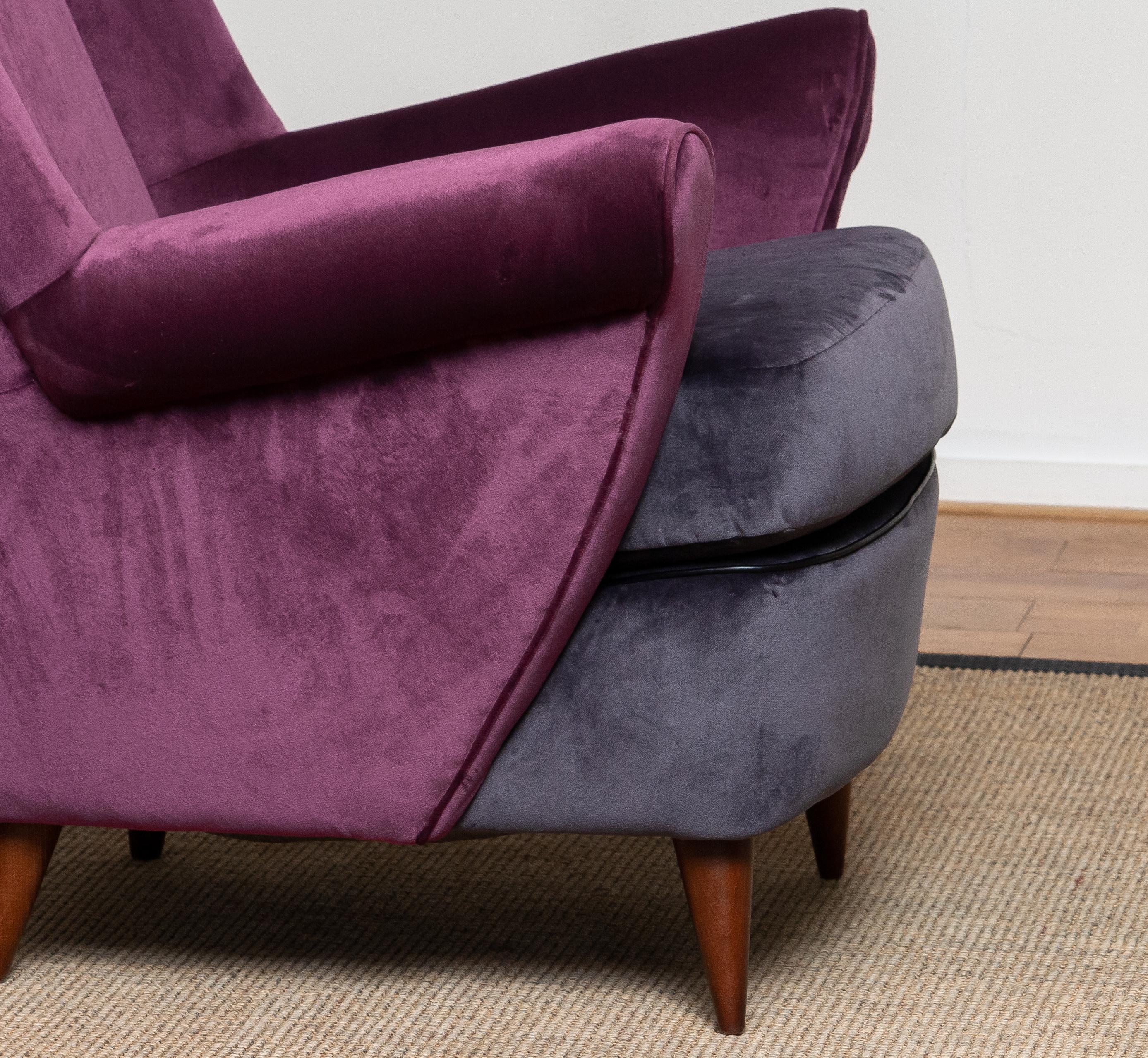 Milieu du XXe siècle Fauteuil restauré des années 1950 en violet et gris Attribué à ISA Bergamo, Italie en vente