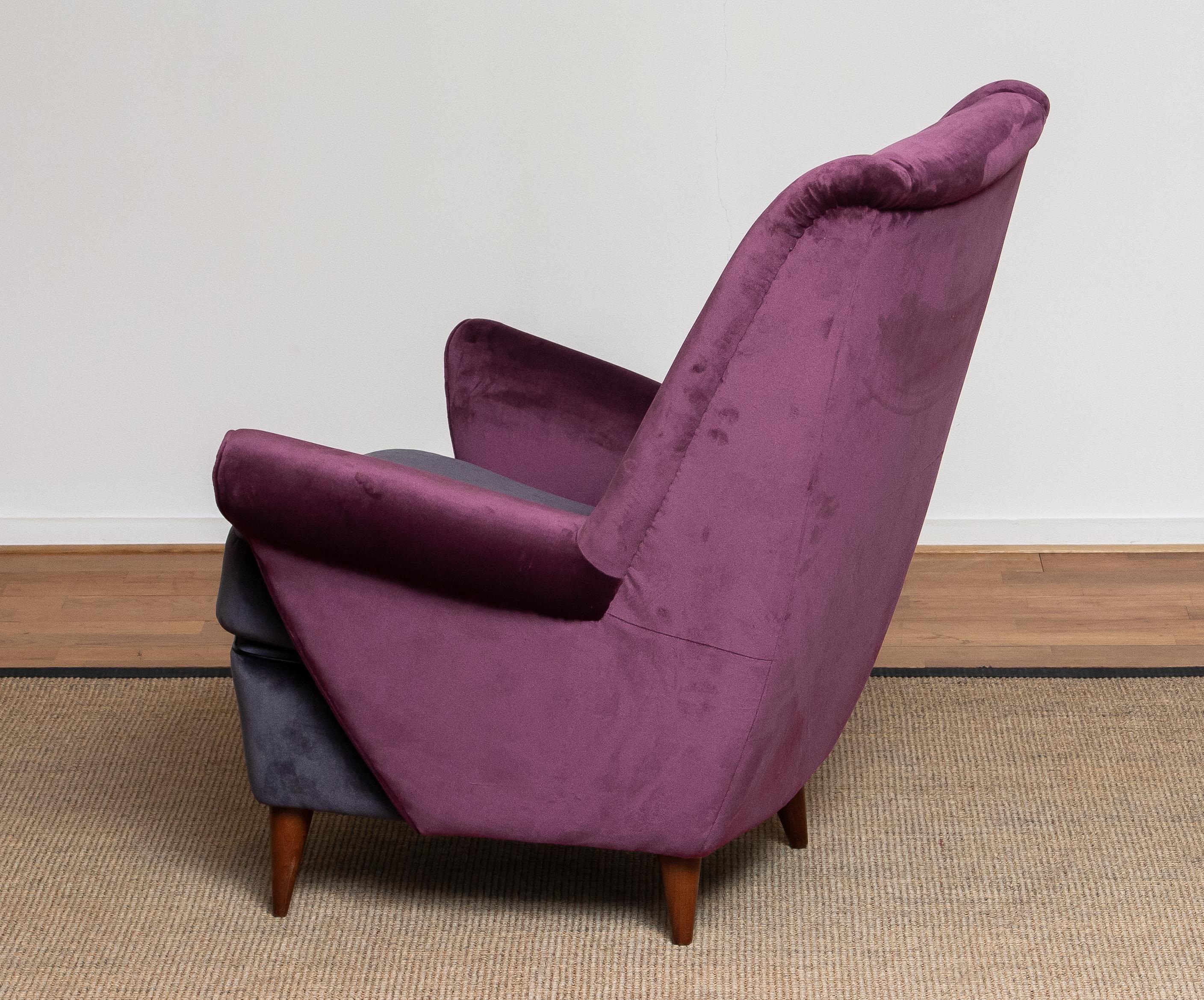 Velours Fauteuil restauré des années 1950 en violet et gris Attribué à ISA Bergamo, Italie en vente