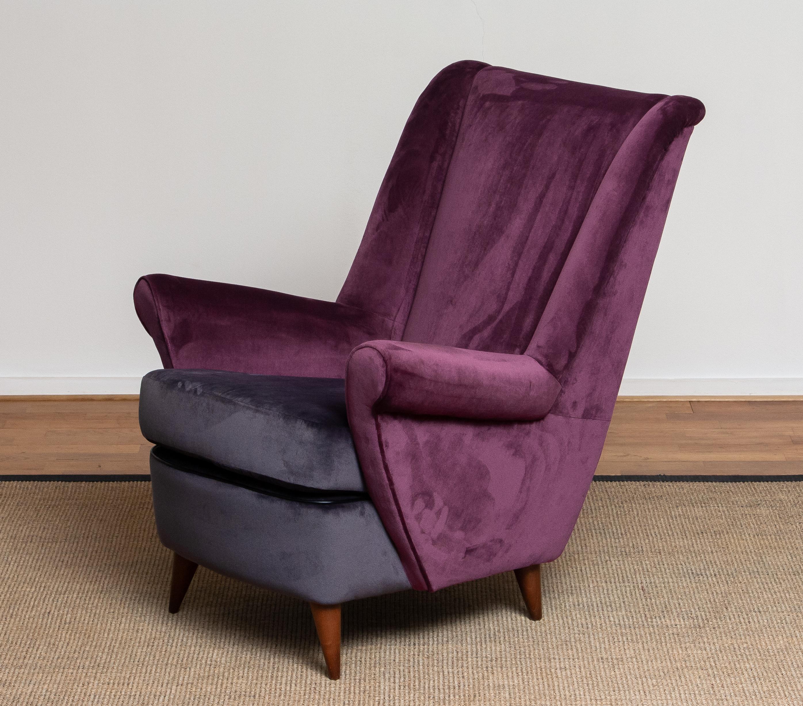 Fauteuil restauré des années 1950 en violet et gris Attribué à ISA Bergamo, Italie en vente 1