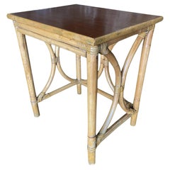 Table d'appoint en rotin "Hour Glass" des années 1950 restaurée avec plateau en Acacia Koa Wood