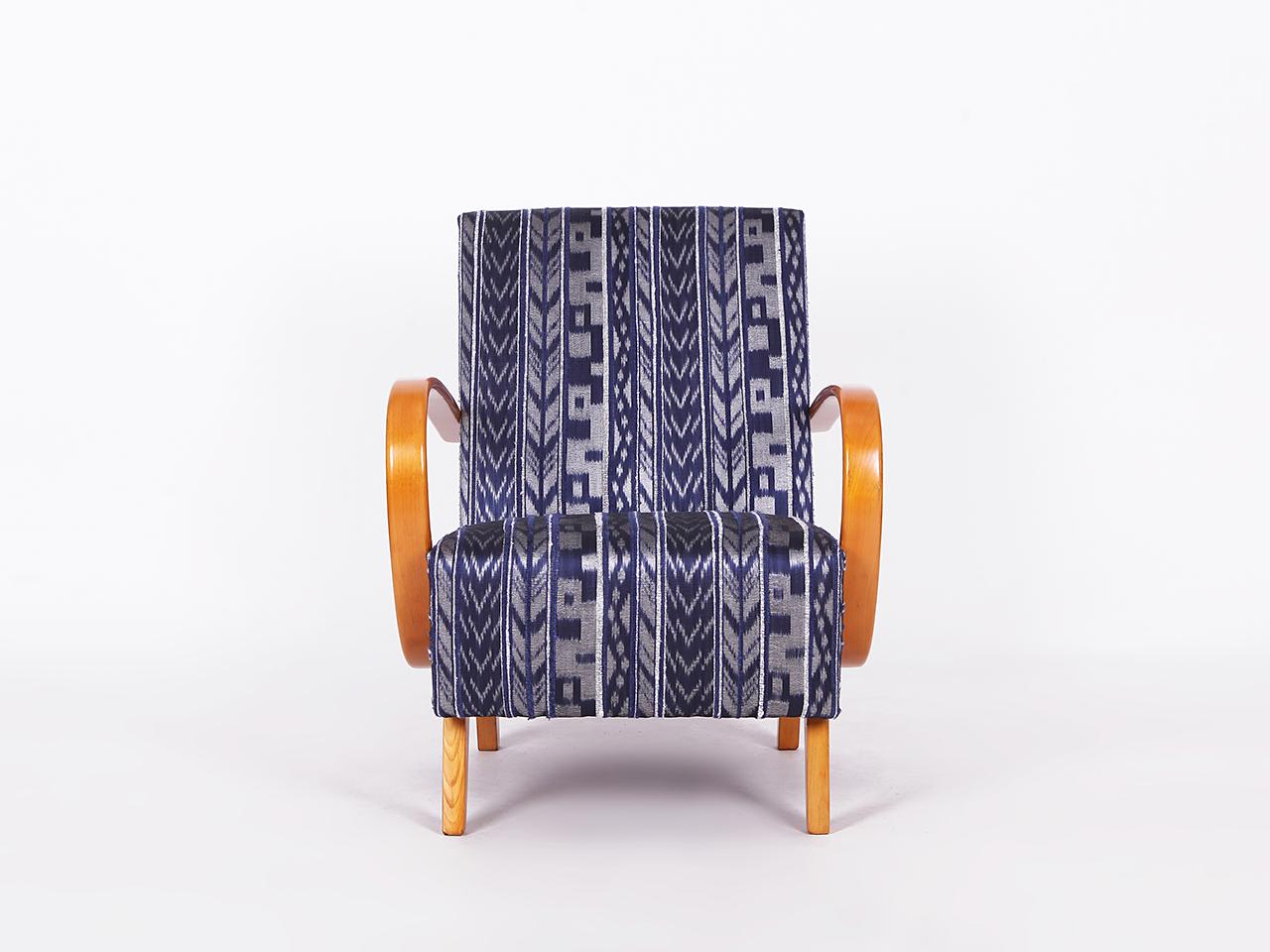 Fauteuil Halabala des années 1950 restauré en soie thaïlandaise tissée à la main
Ce fauteuil emblématique et exceptionnellement confortable des années 1950 a fait l'objet d'une restauration complète, comprenant des accoudoirs revernis et une