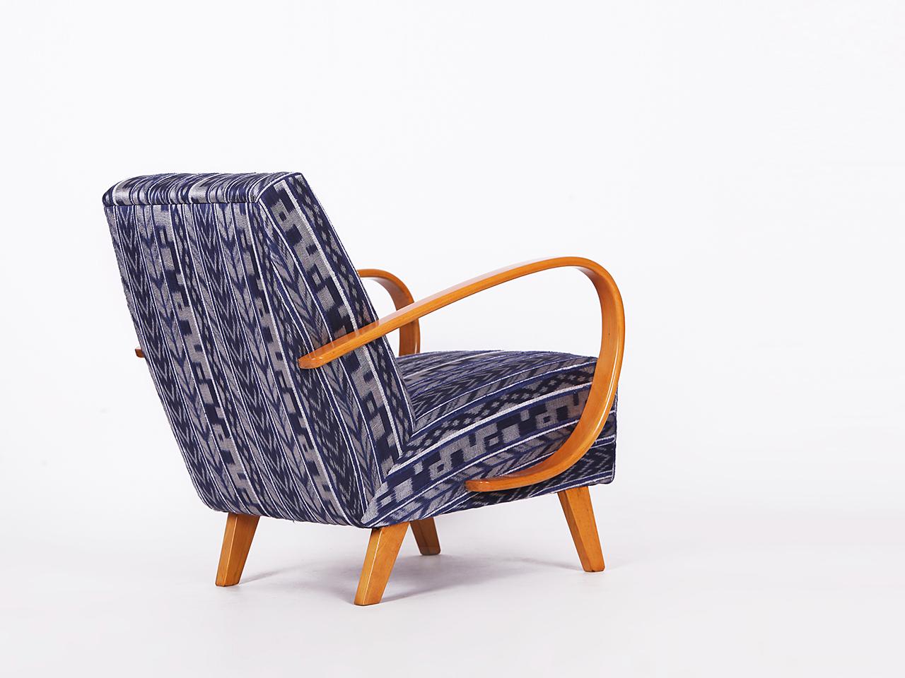 Tchèque Fauteuil Jindrich Halabala des années 1950 restauré en soie thaïlandaise tissée à la main en vente