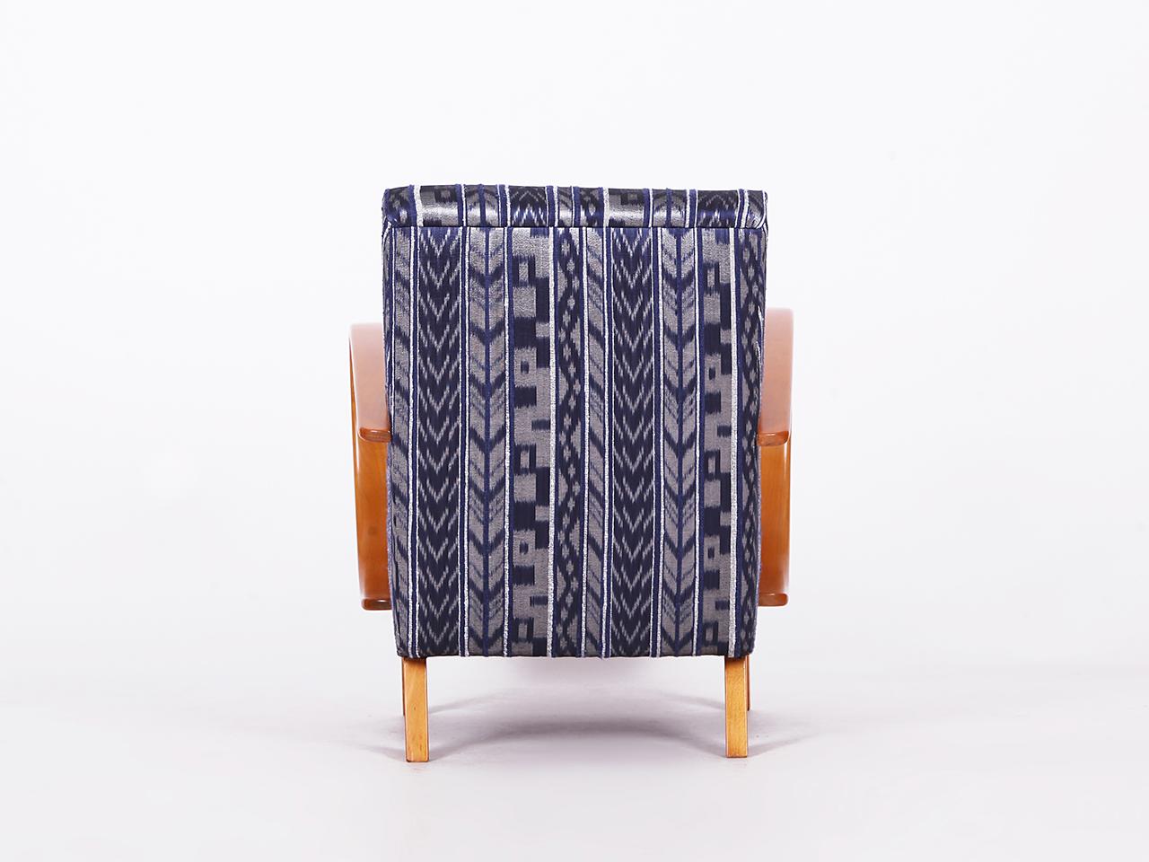Fauteuil Jindrich Halabala des années 1950 restauré en soie thaïlandaise tissée à la main Excellent état - En vente à Wien, AT