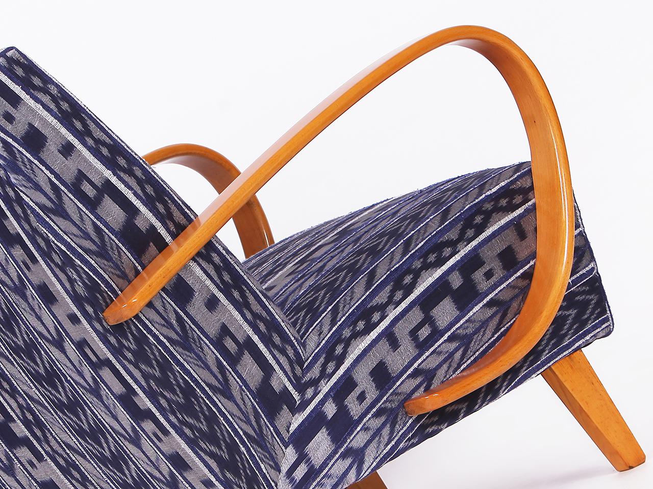 20ième siècle Fauteuil Jindrich Halabala des années 1950 restauré en soie thaïlandaise tissée à la main en vente