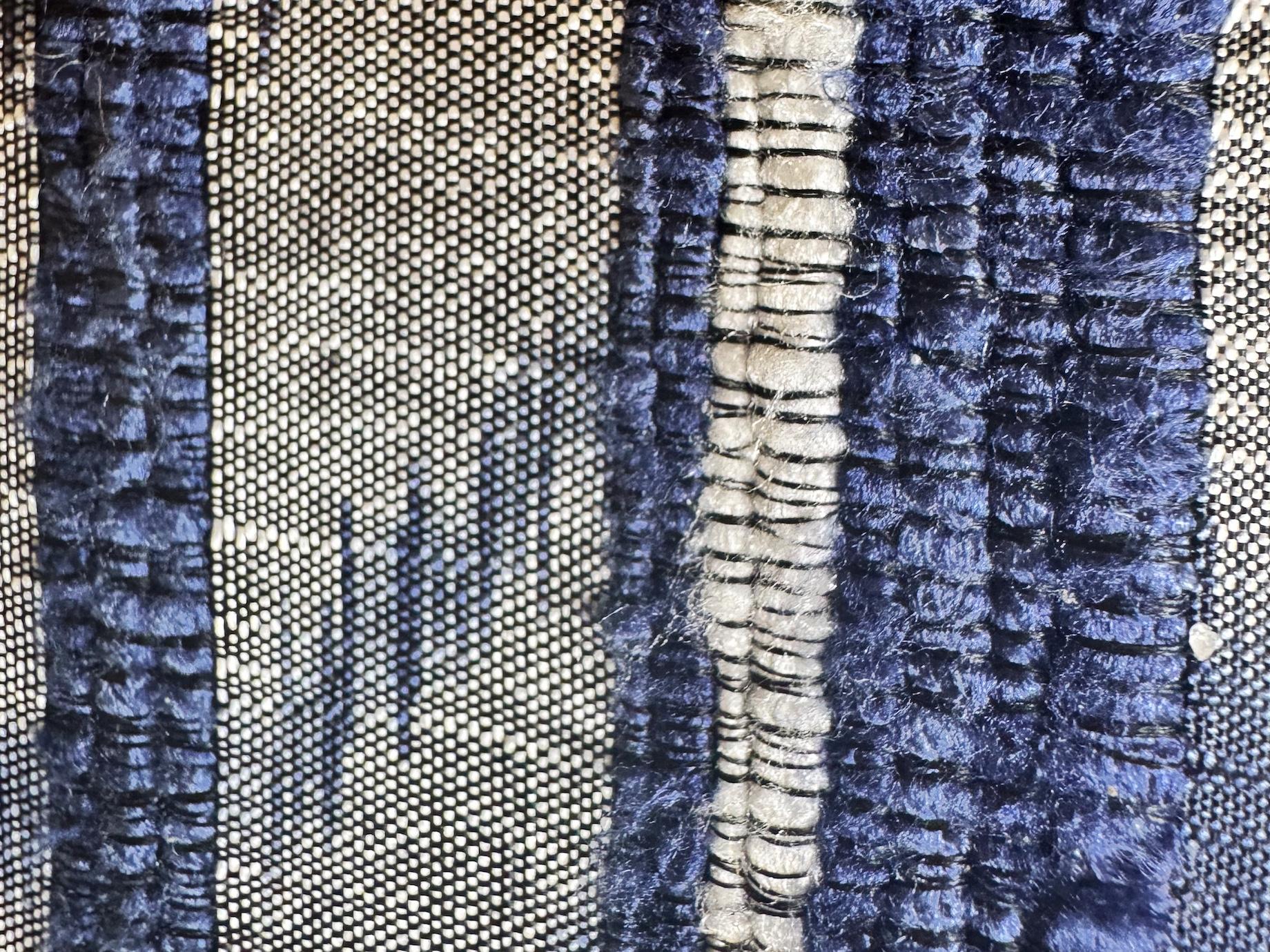 Fauteuil Jindrich Halabala des années 1950 restauré en soie thaïlandaise tissée à la main en vente 1