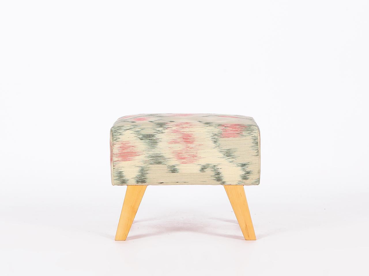 Fauteuil Jindrich Halabala des années 1950 restauré avec tabouret en soie thaïlandaise tissée à la main en vente 3
