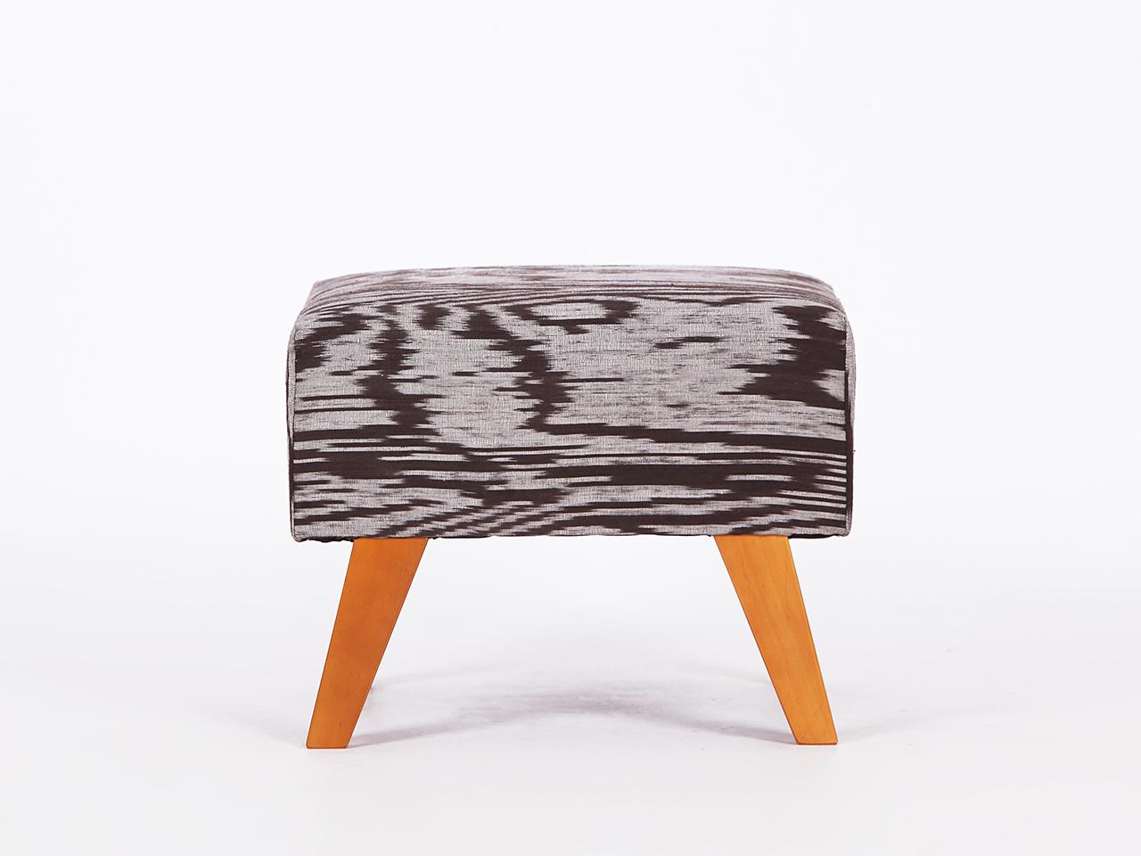Fauteuil Jindrich Halabala des années 1950 restauré avec tabouret en soie thaïlandaise tissée à la main en vente 3