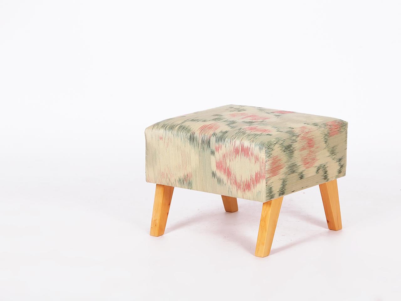 Fauteuil Jindrich Halabala des années 1950 restauré avec tabouret en soie thaïlandaise tissée à la main en vente 4